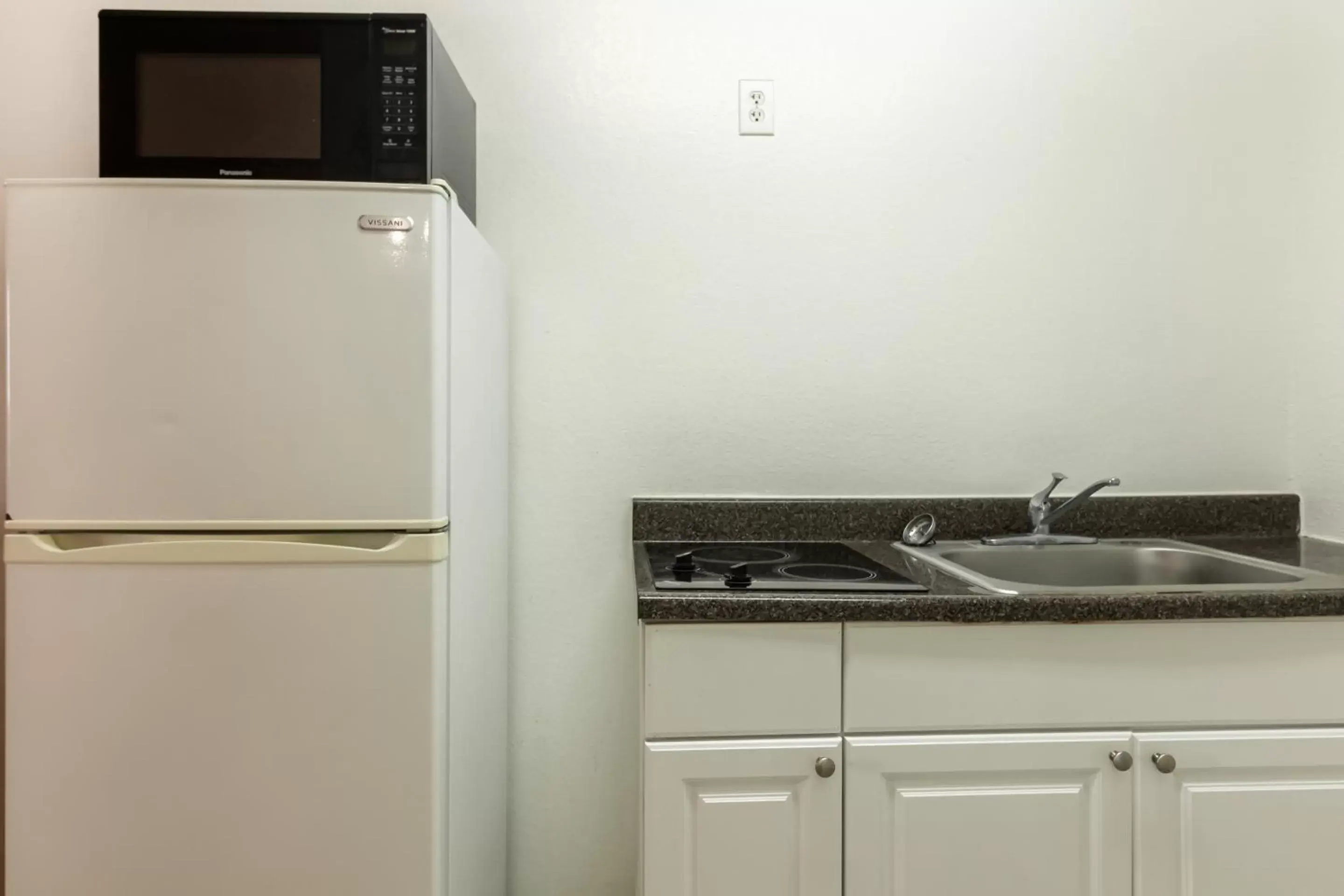 Kitchen or kitchenette, Kitchen/Kitchenette in OYO Hotel Pearsall I-35 East