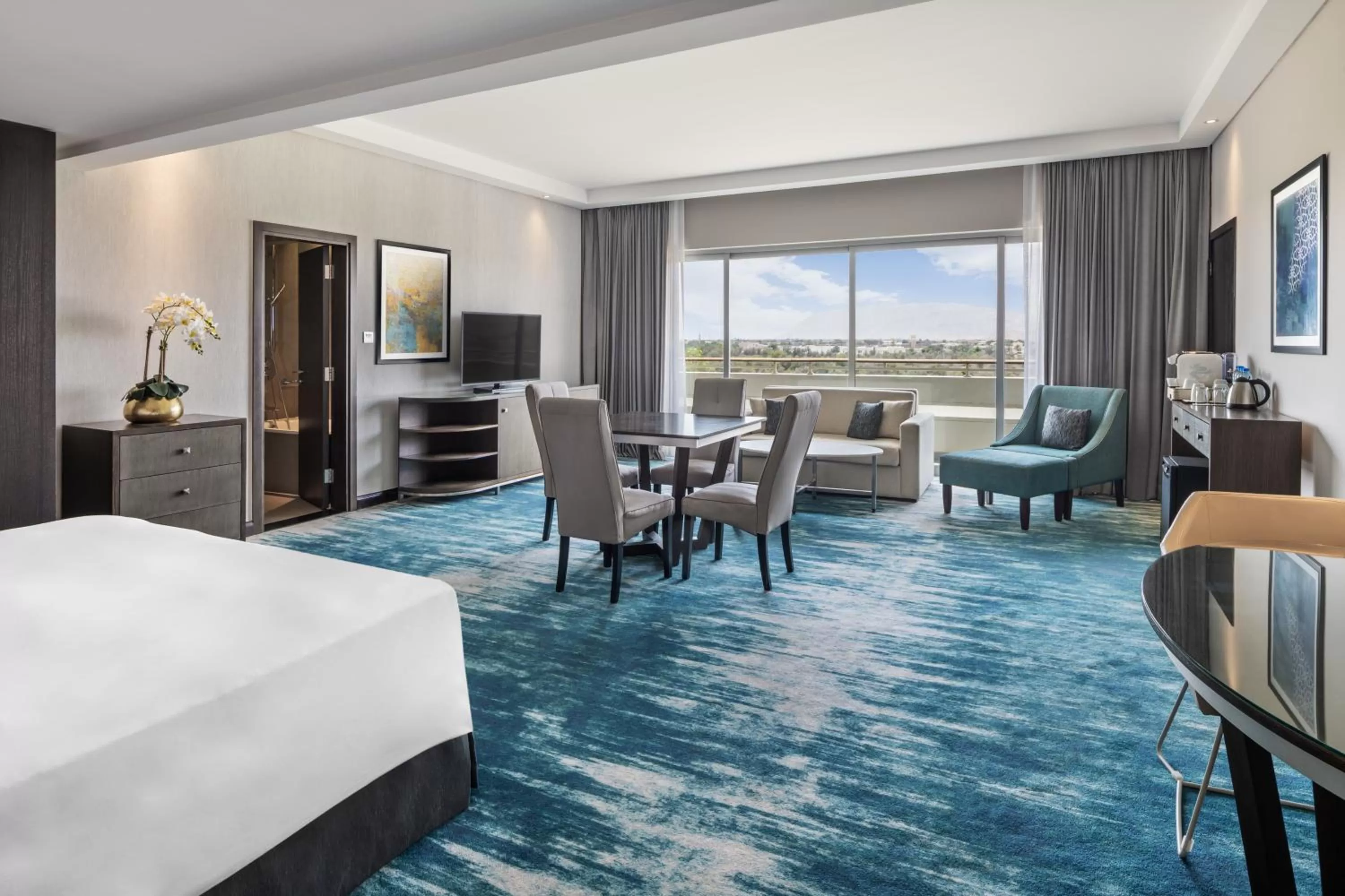 Bedroom, Bed in Radisson Blu Hotel & Resort, Al Ain