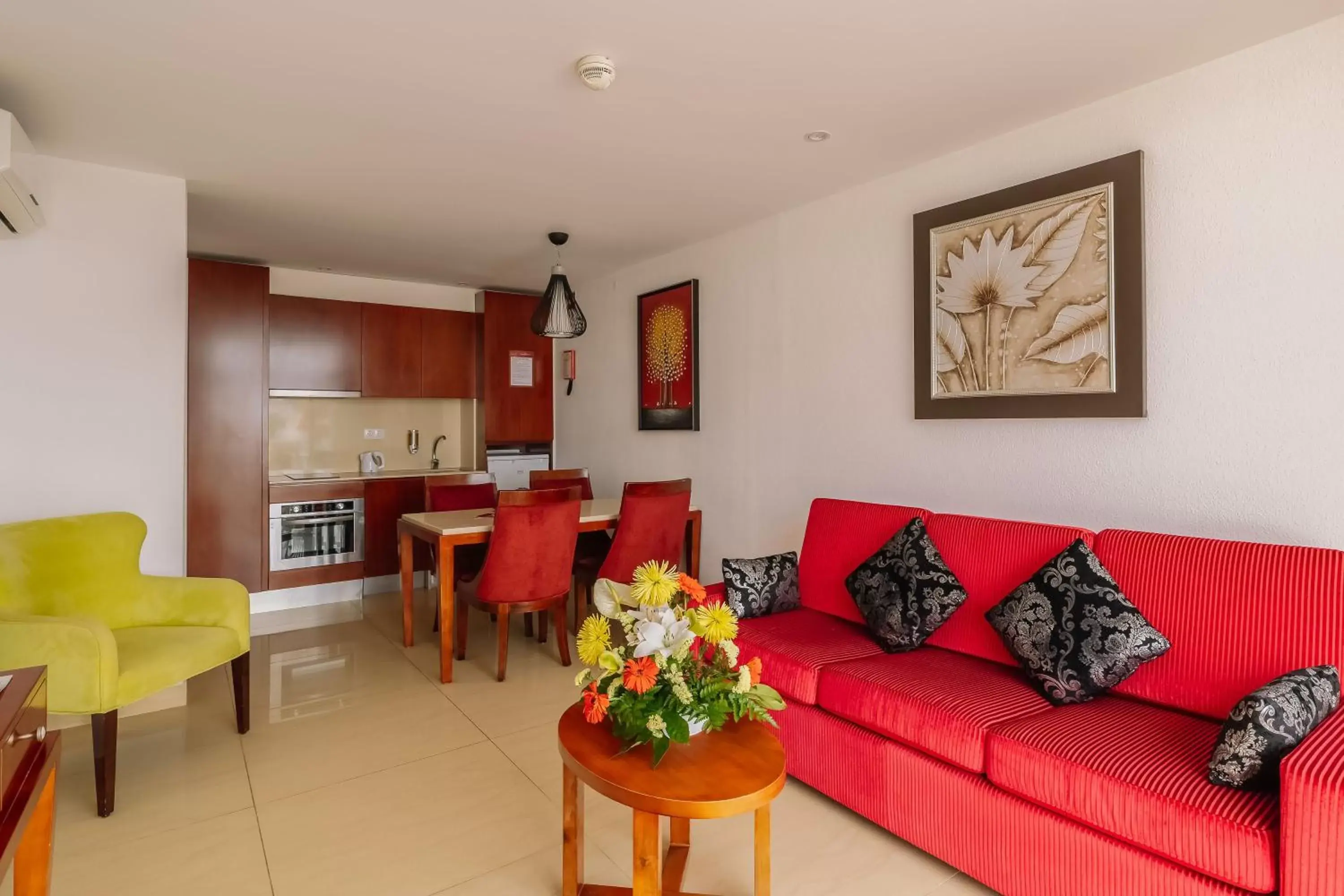 Kitchen or kitchenette, Seating Area in Muthu Clube Praia da Oura