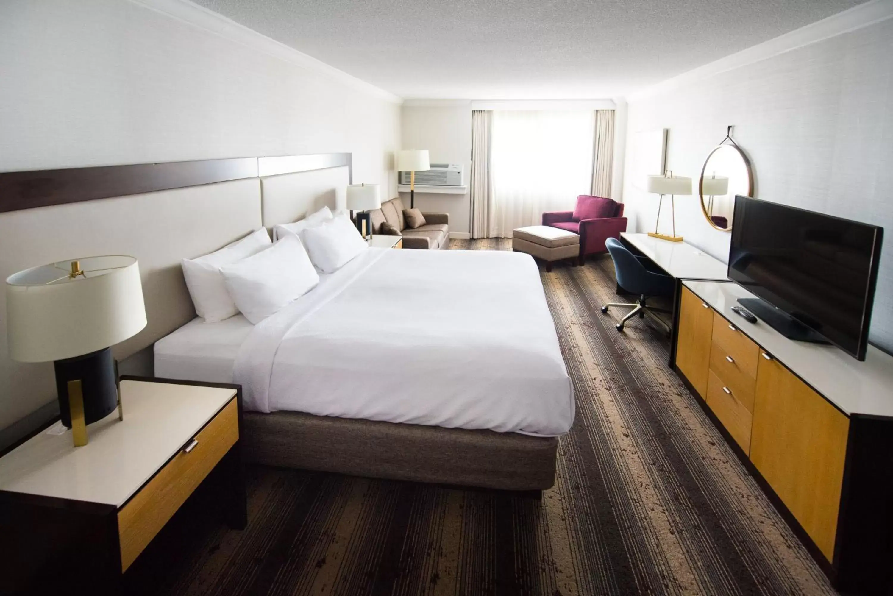 Photo of the whole room, Bed in Crowne Plaza Edison, an IHG Hotel