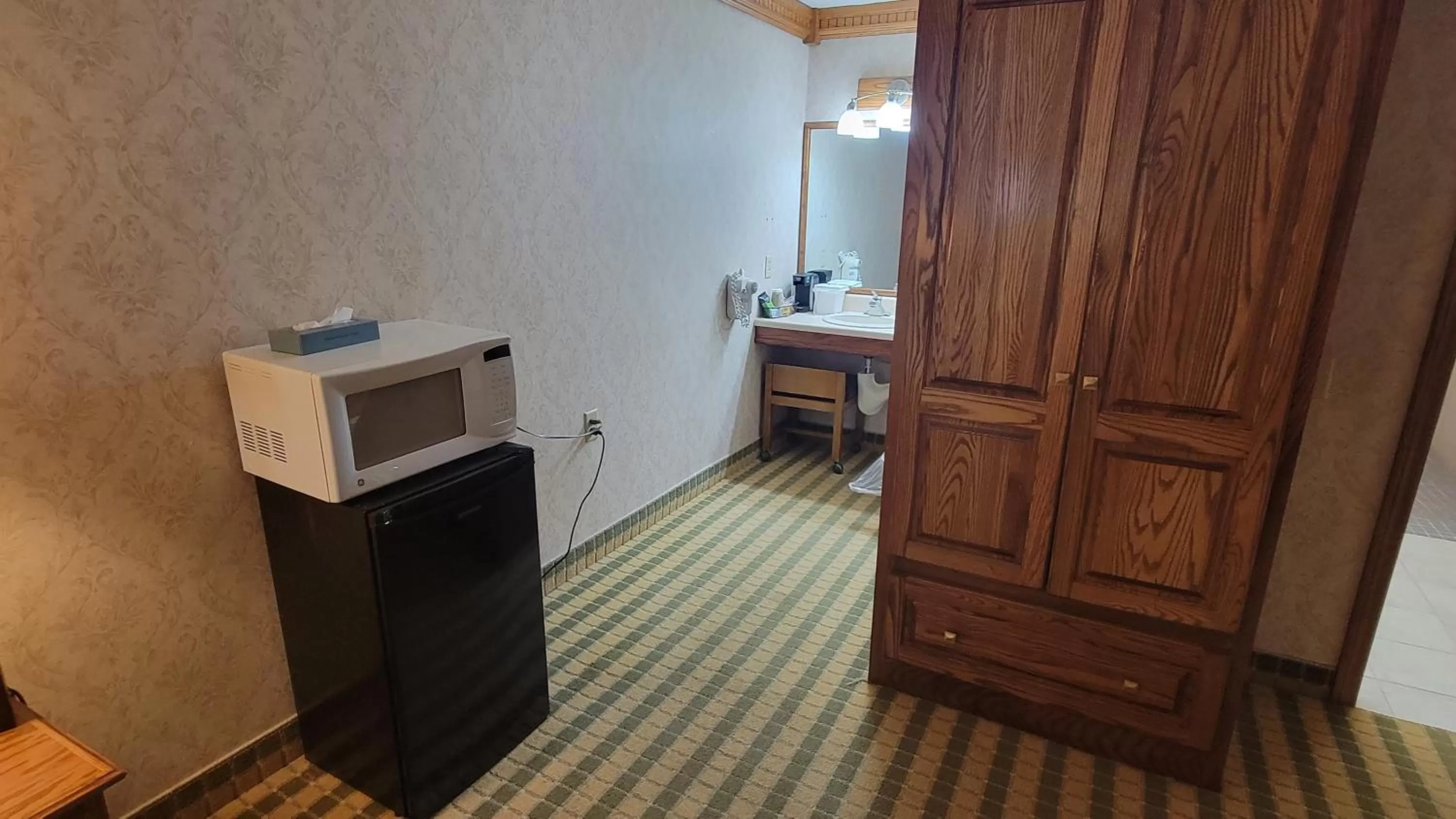 minibar in Ramada by Wyndham Saginaw Hotel & Suites