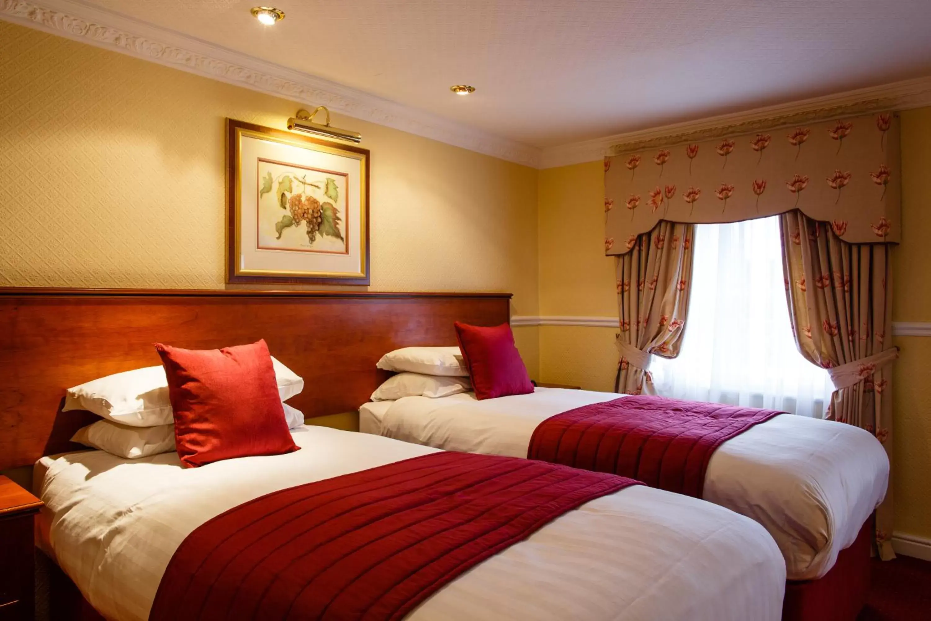 Bedroom, Bed in Best Western Lichfield City Centre The George Hotel