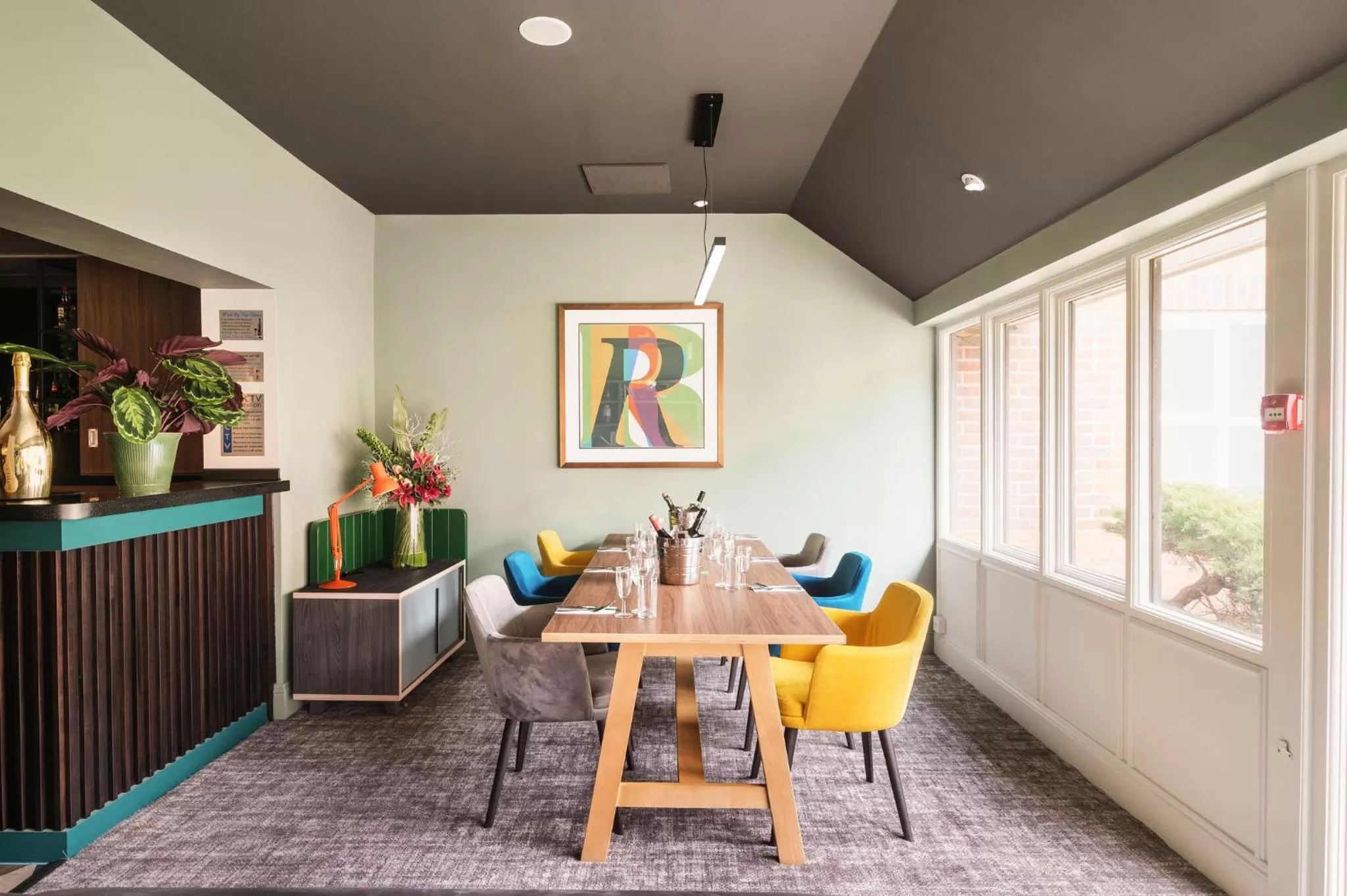 Lounge or bar in Holiday Inn Reading West by IHG