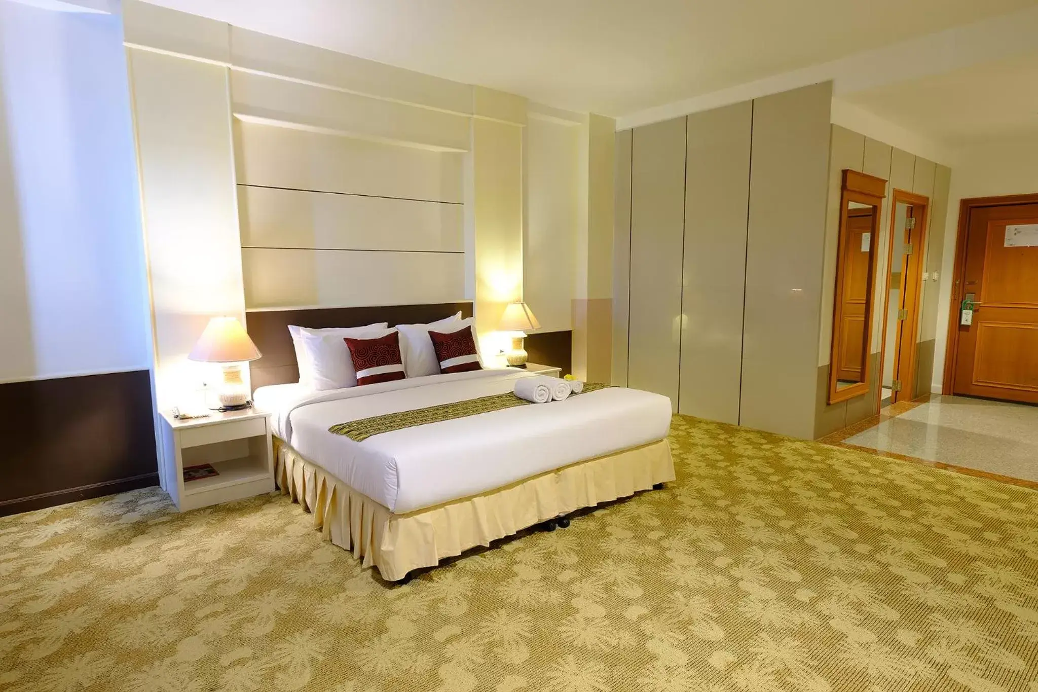 Bed in Siamgrand Hotel