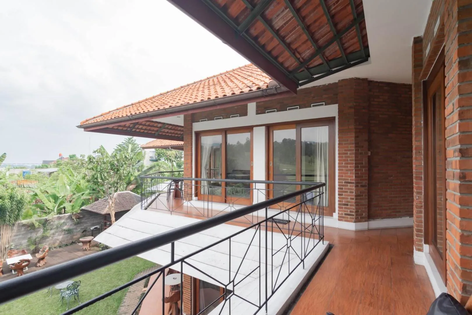 Balcony/Terrace in RedDoorz Plus near Dago Pakar