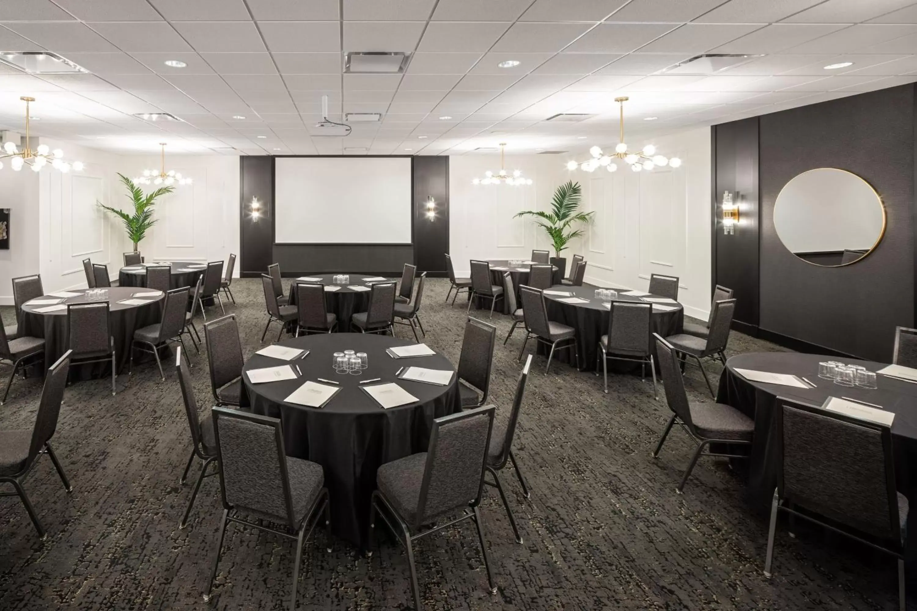Meeting/conference room, Restaurant/Places to Eat in Residence Inn by Marriott Calgary South