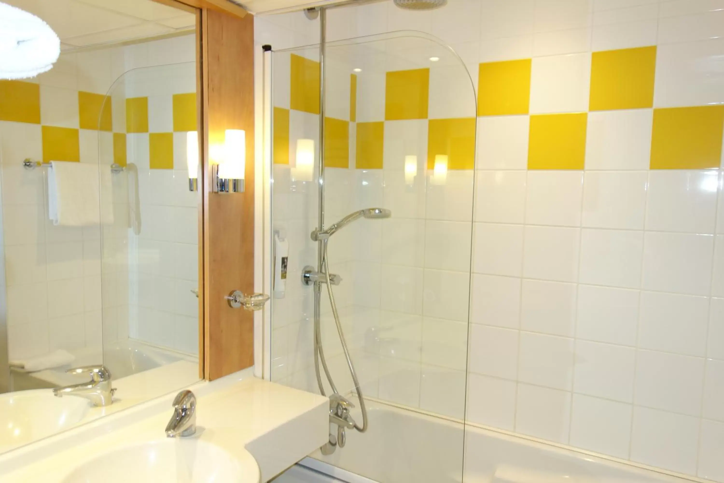 Bathroom in Mercure Epinal Centre