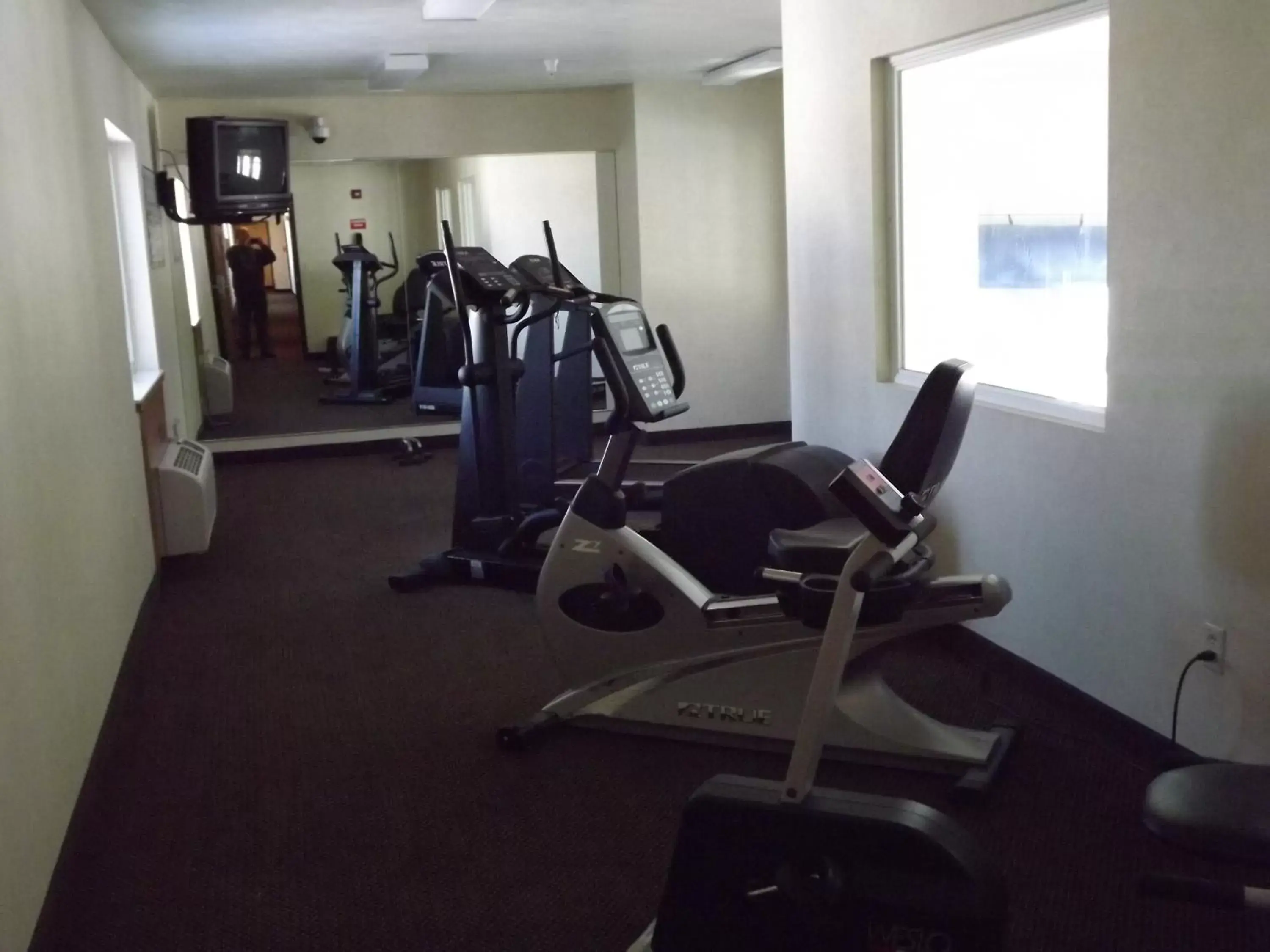 Day, Fitness Center/Facilities in Howard Johnson by Wyndham Oacoma Hotel & Suites
