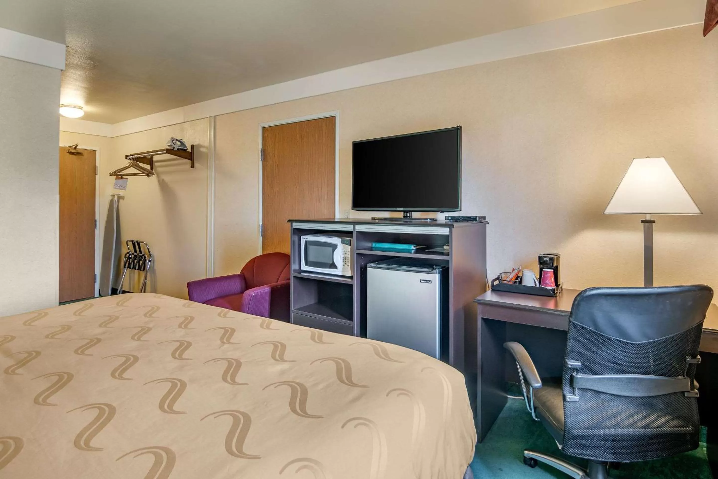 Photo of the whole room, Bed in Quality Inn Bend North