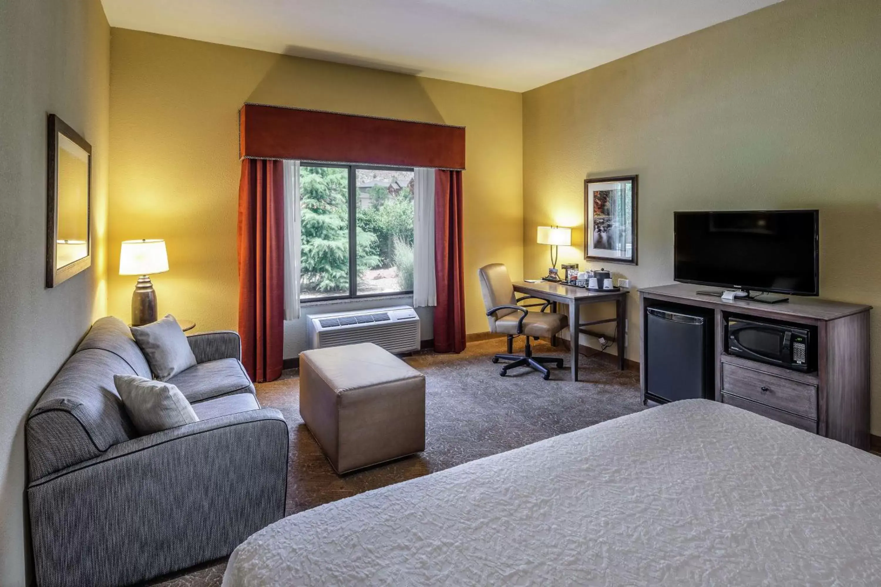 Bedroom, Seating Area in Hampton Inn & Suites Springdale/Zion National Park