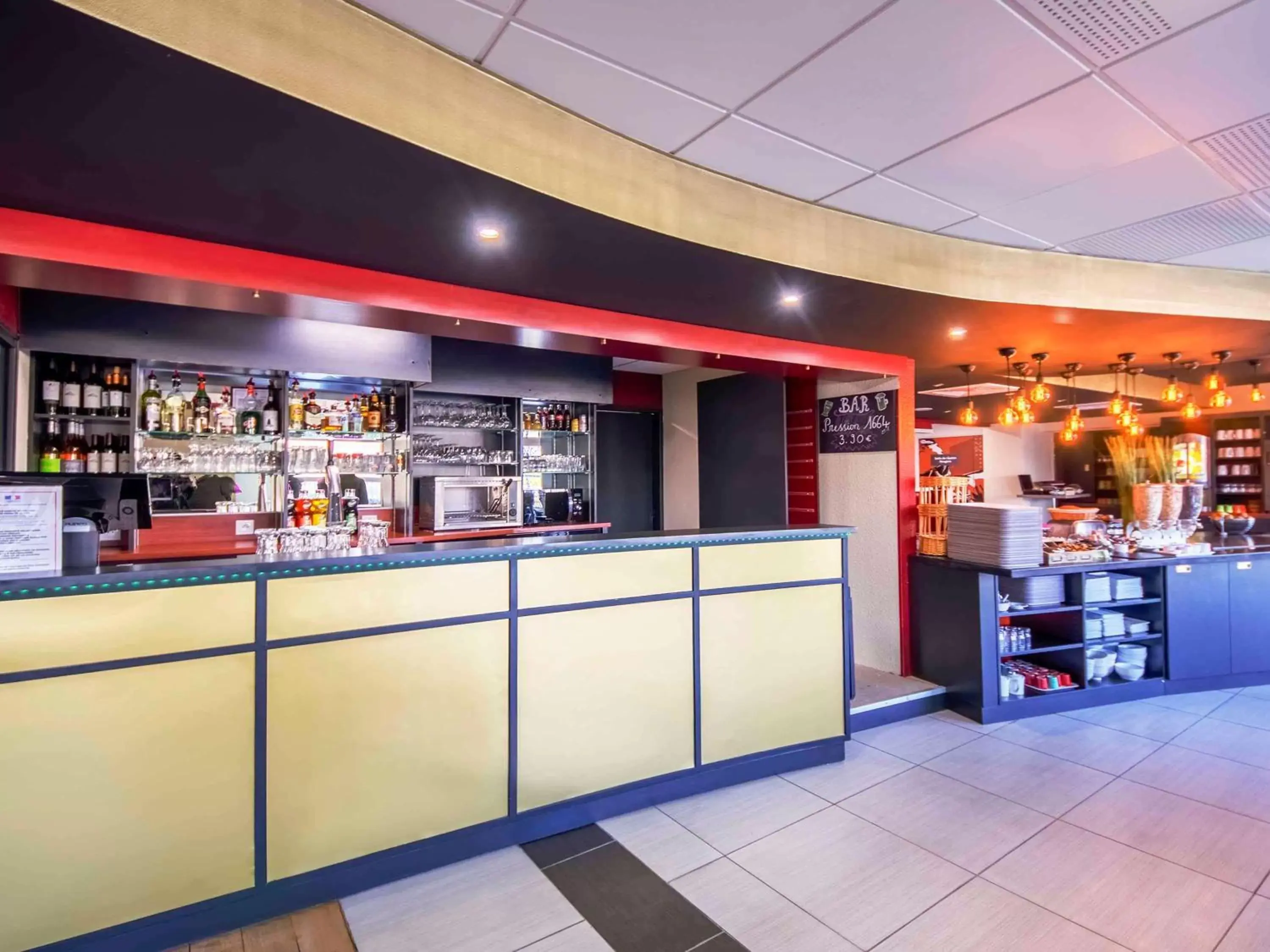 Lounge or bar, Lounge/Bar in Ibis Styles Toulouse Blagnac Aéroport