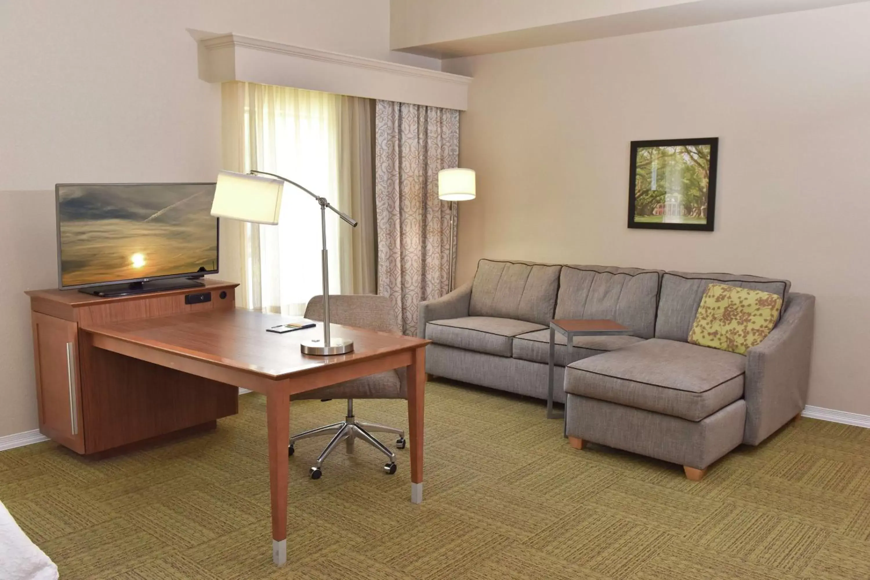 Bedroom, Seating Area in Hampton Inn & Suites Alexandria