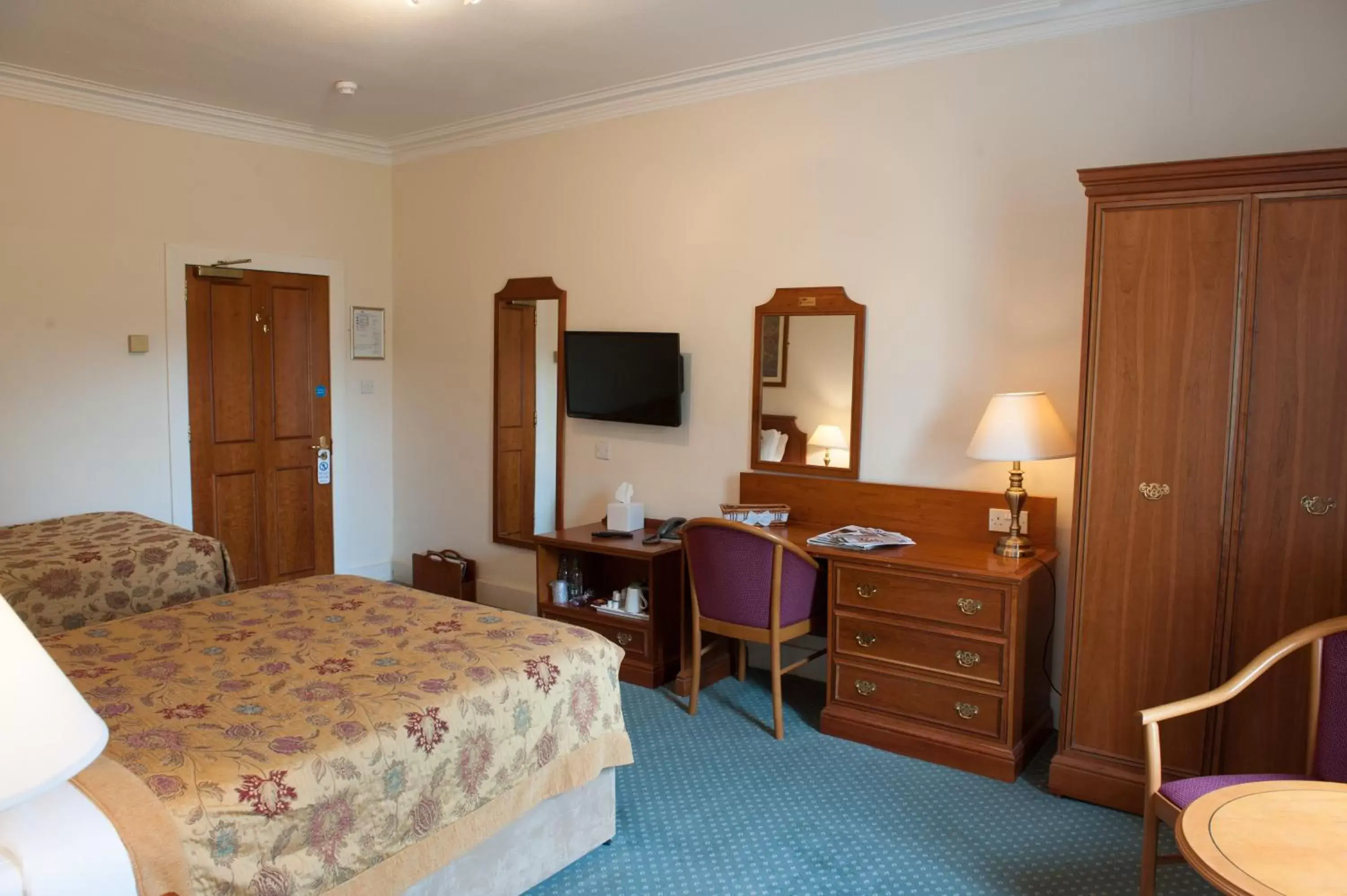 Photo of the whole room, Bed in Grant Arms Hotel