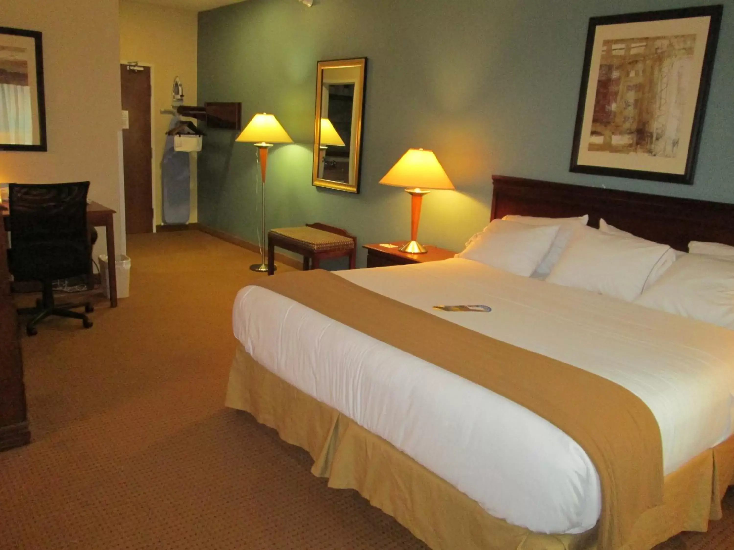 Bedroom, Bed in Holiday Inn Express - Newell-Chester WV, an IHG Hotel