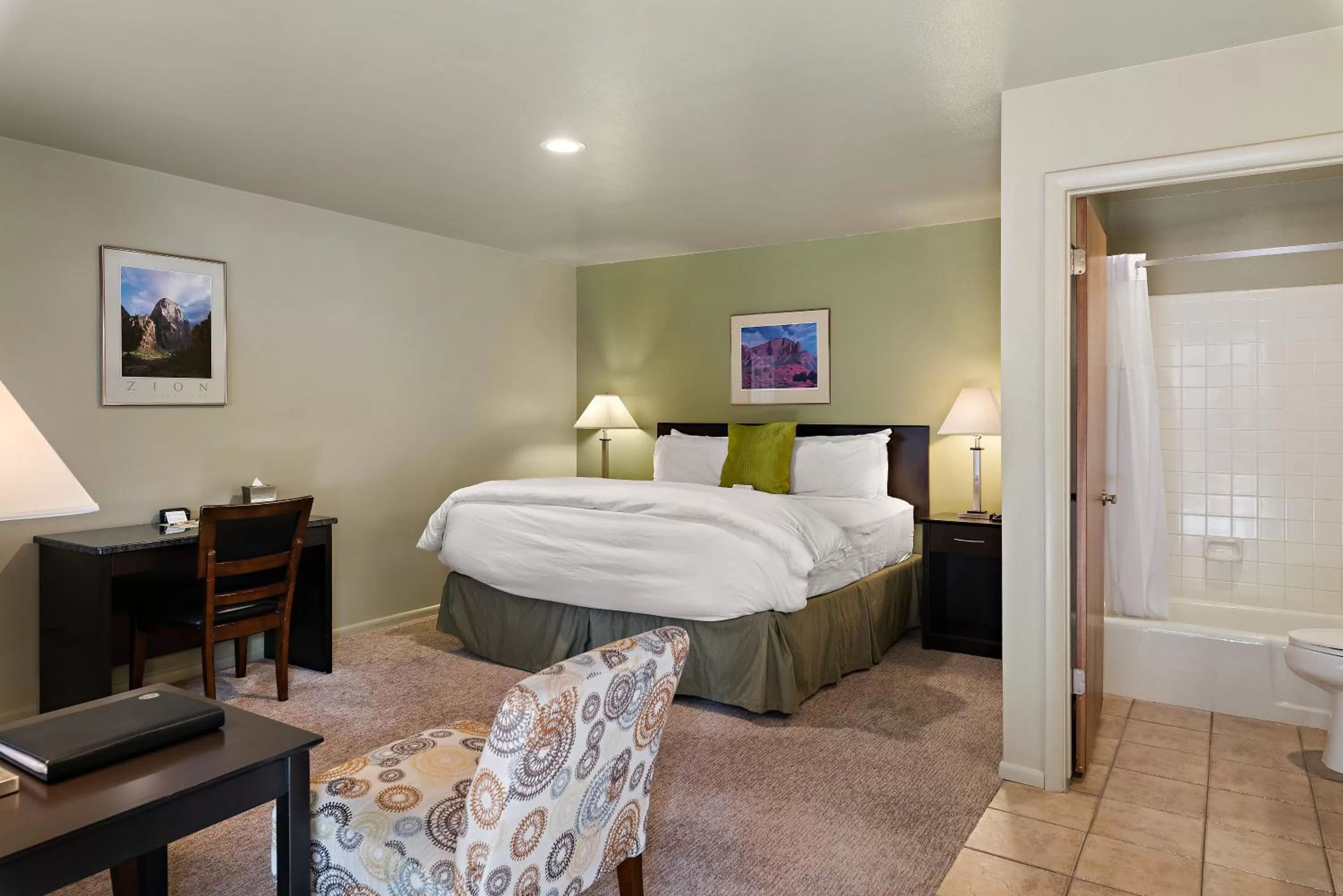 Photo of the whole room, Bed in Flanigan`s Resort and Spa