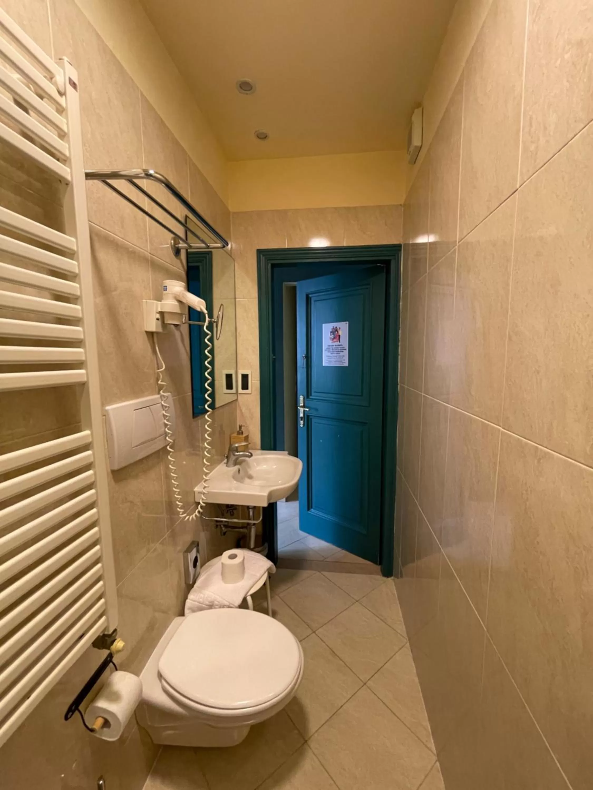 Bed, Bathroom in Hotel Azzi