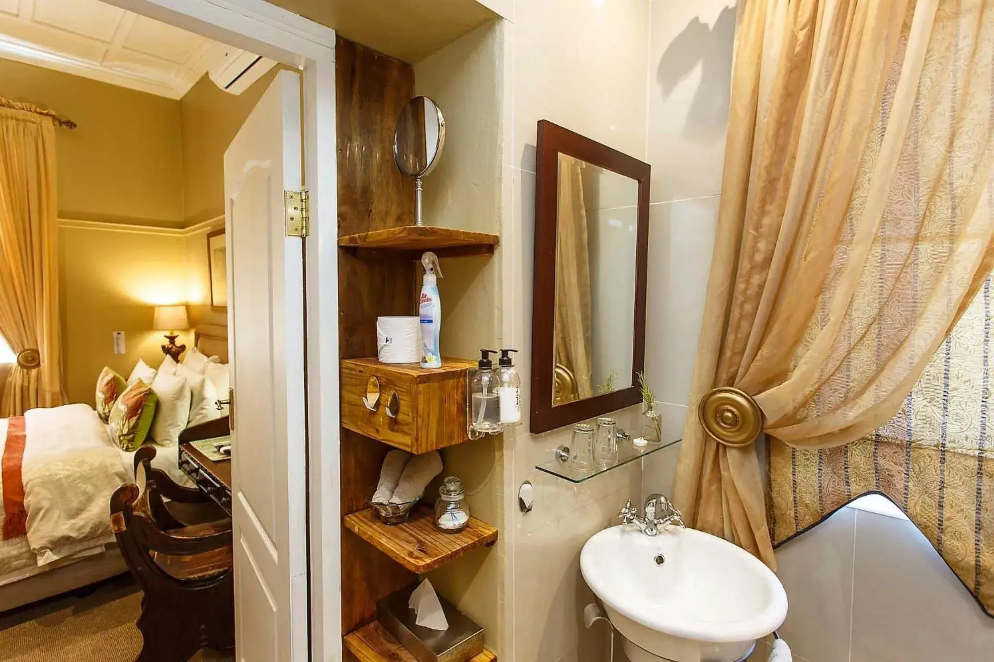 Bathroom in Riverside Guest Lodge