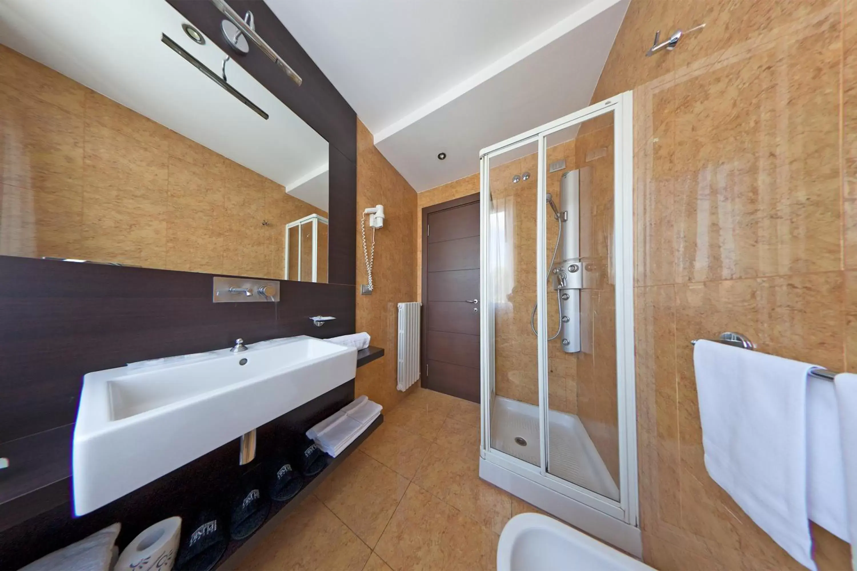 Shower, Bathroom in Inverigo Hotel