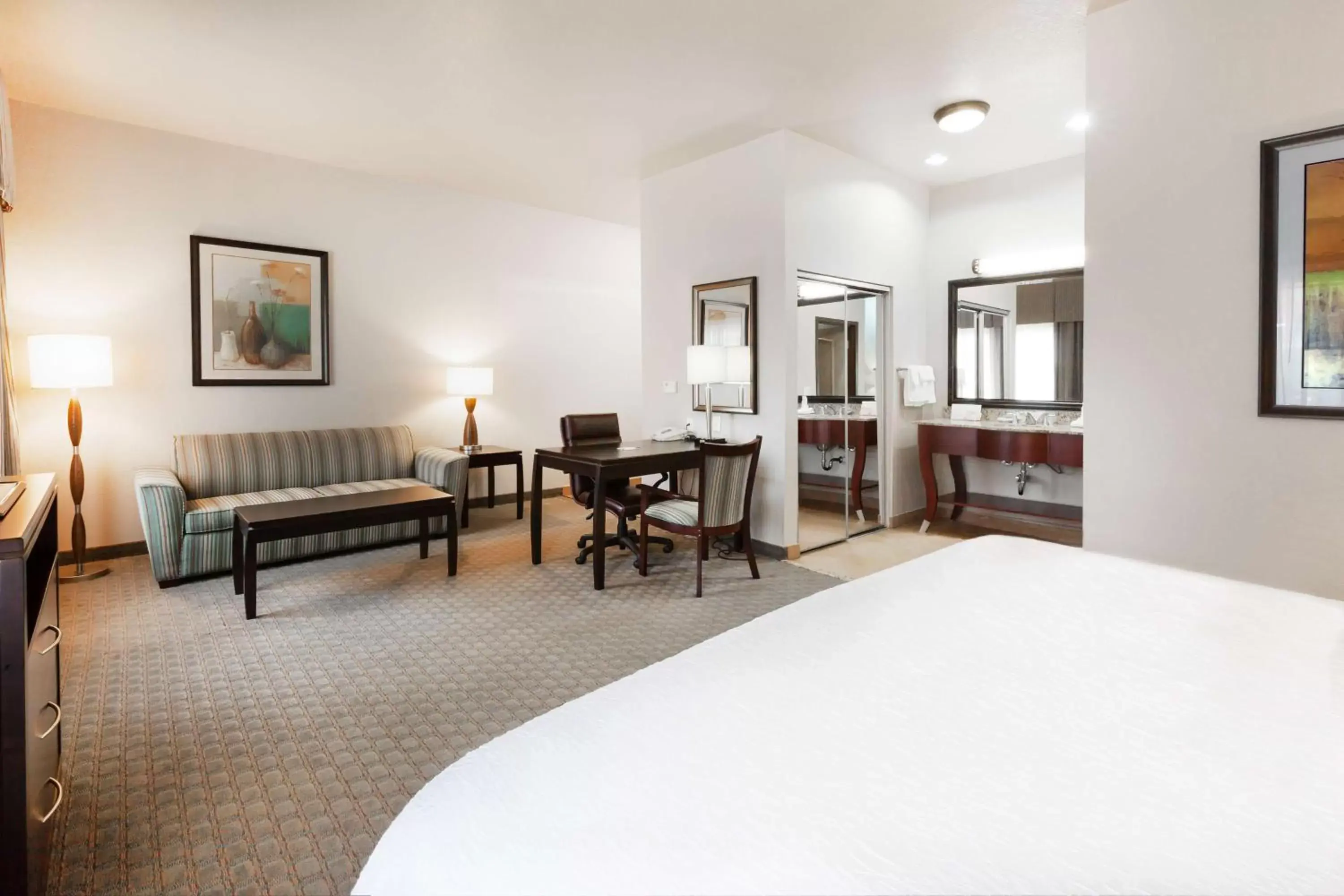 Bedroom in Hampton Inn and Suites Lake Jackson-Clute