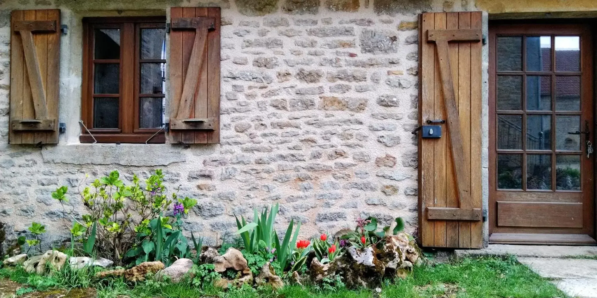 Facade/entrance in Jardin des Sens, la Rente d'Eguilly