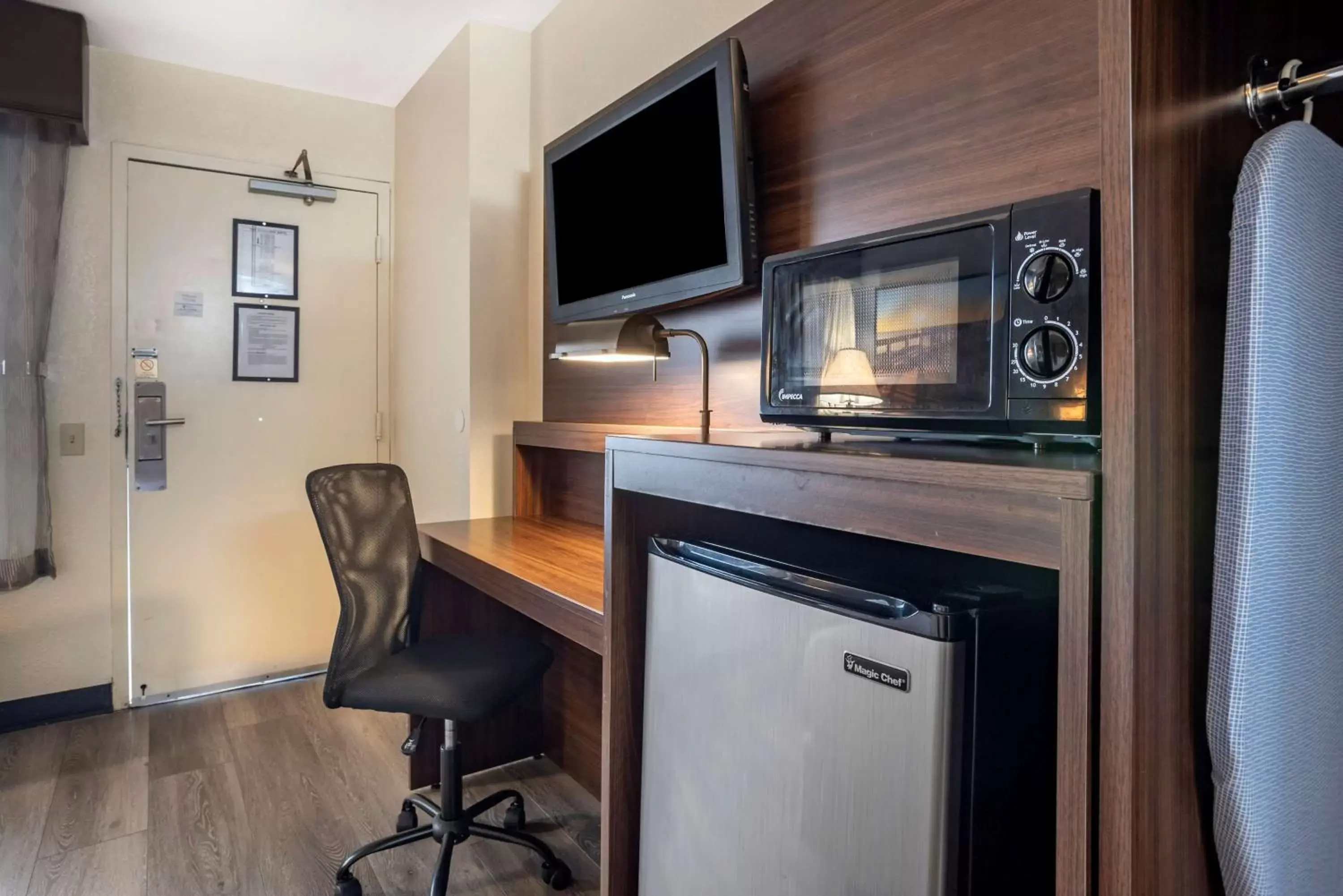 Bedroom, TV/Entertainment Center in Best Western Salisbury Plaza