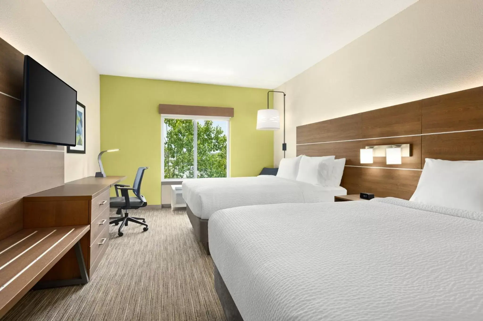 Photo of the whole room, Bed in Holiday Inn Express Hotel and Suites Akron South-Airport Area, an IHG Hotel