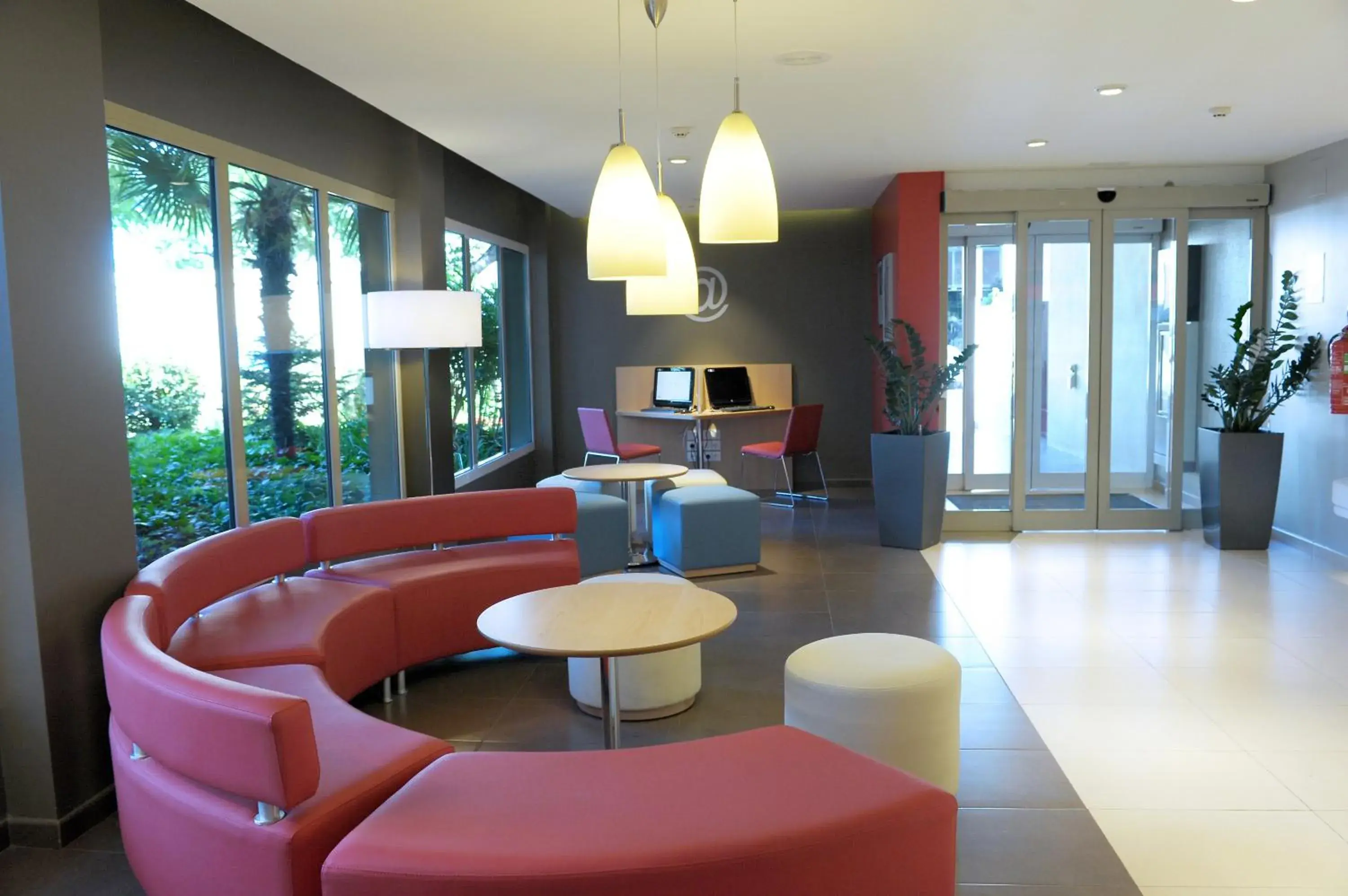 Lobby or reception, Lounge/Bar in Ibis Cornella