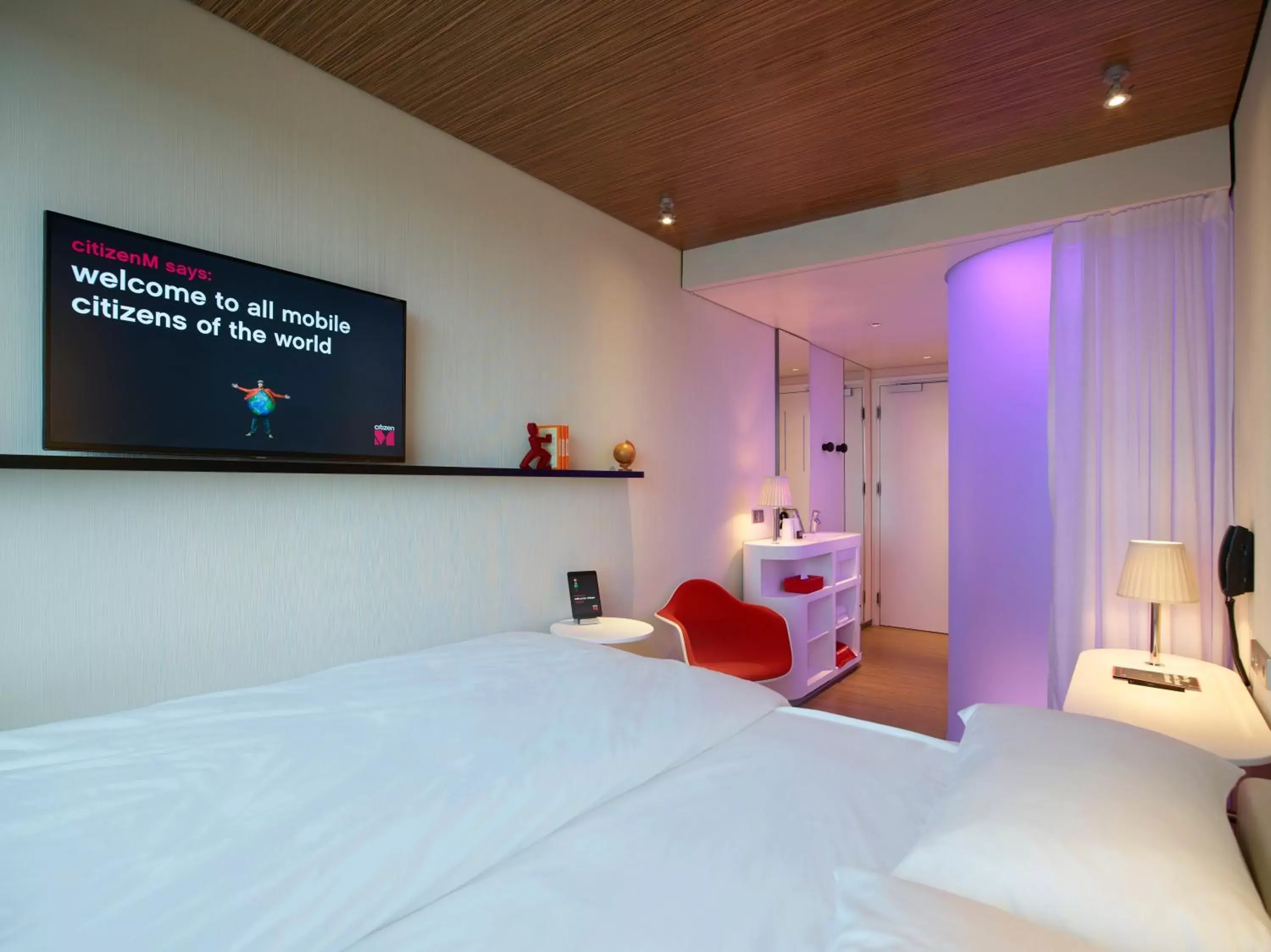 Photo of the whole room, TV/Entertainment Center in citizenM Glasgow