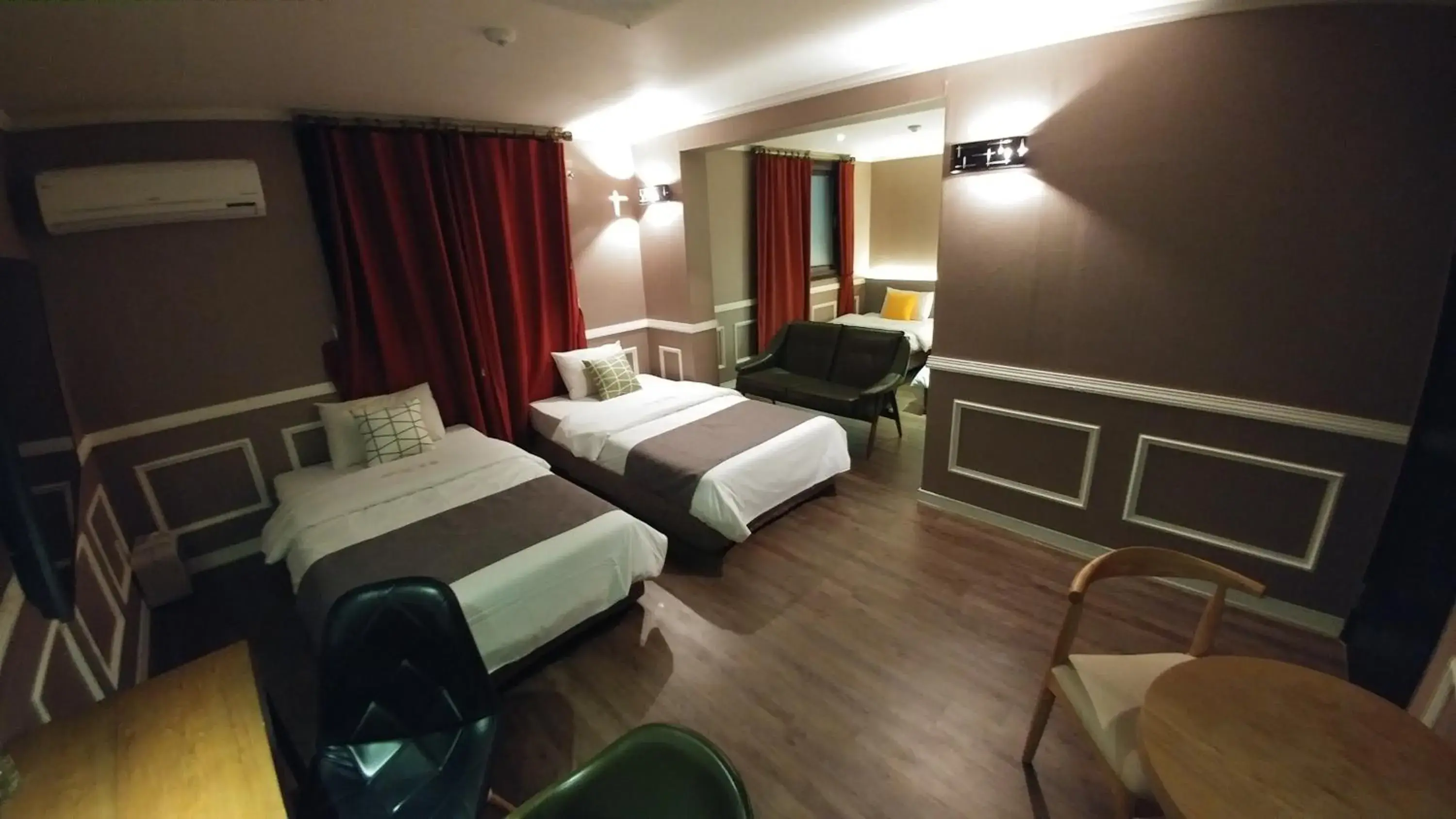 Photo of the whole room, Bed in Hotel Tong Yeondong Jeju