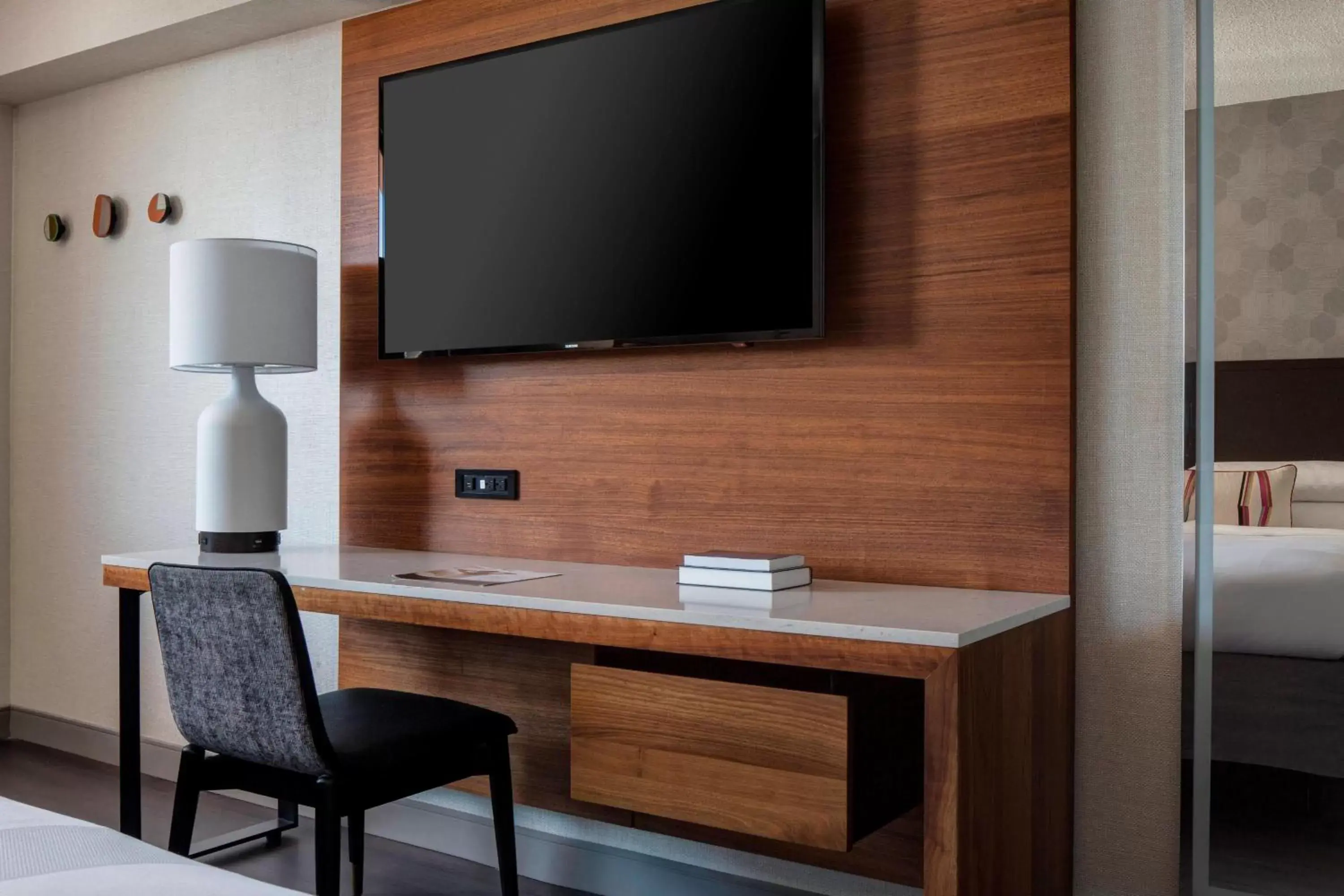 Photo of the whole room, TV/Entertainment Center in New York LaGuardia Airport Marriott