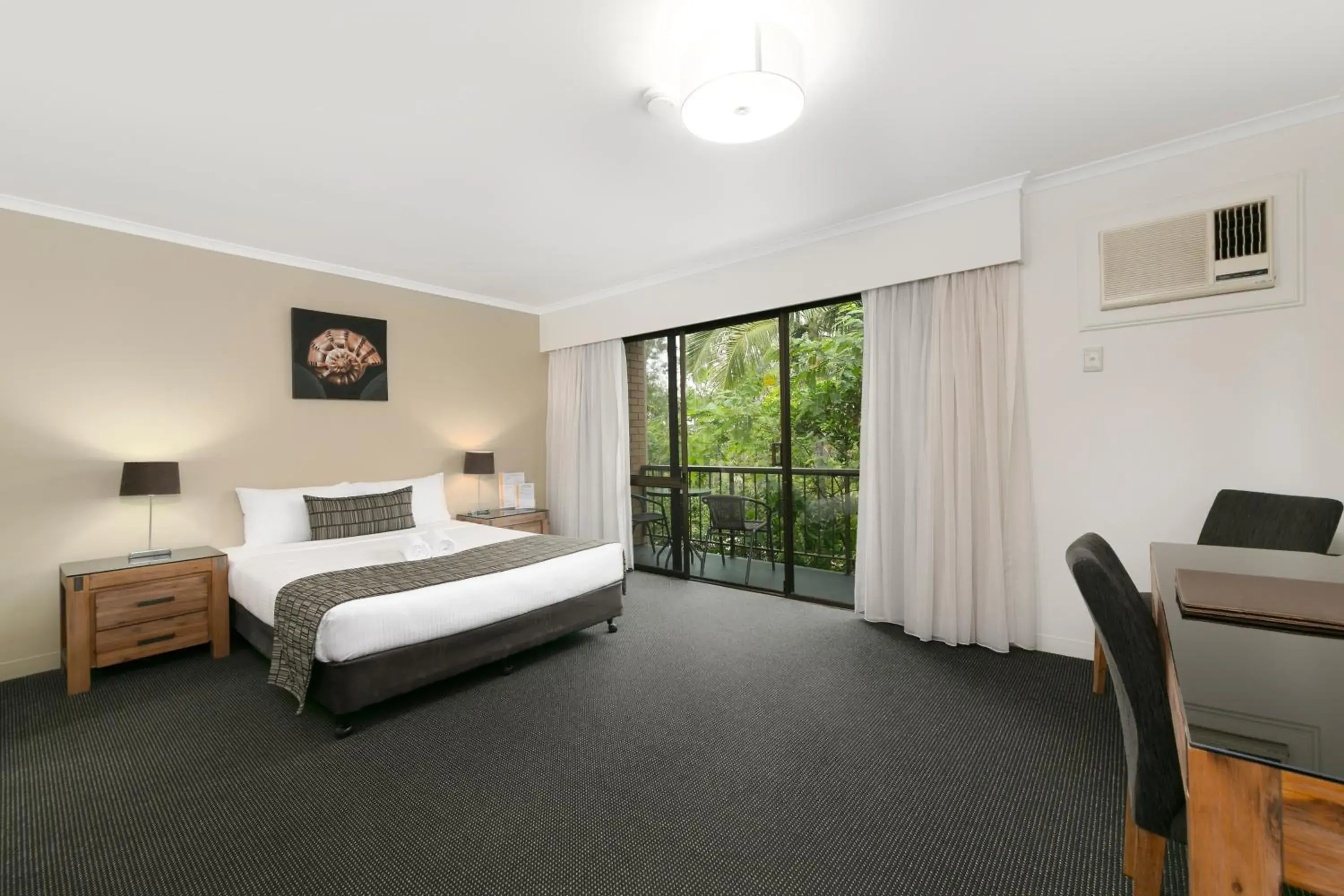 Bedroom, Bed in Mt Ommaney Hotel Apartments