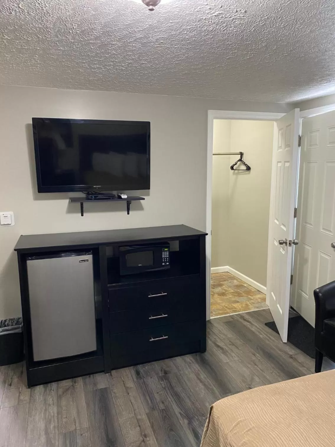 TV/Entertainment Center in The New Lantern Motel