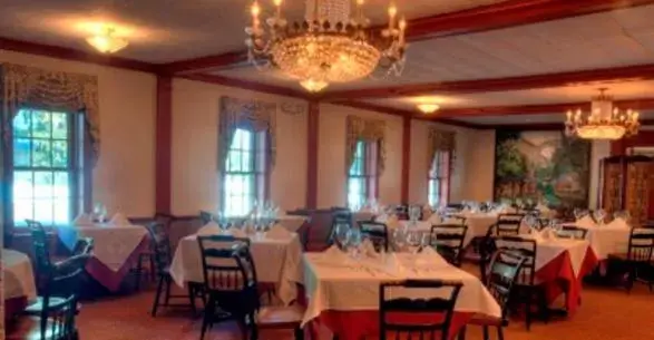 Restaurant/Places to Eat in The Robert Morris Inn