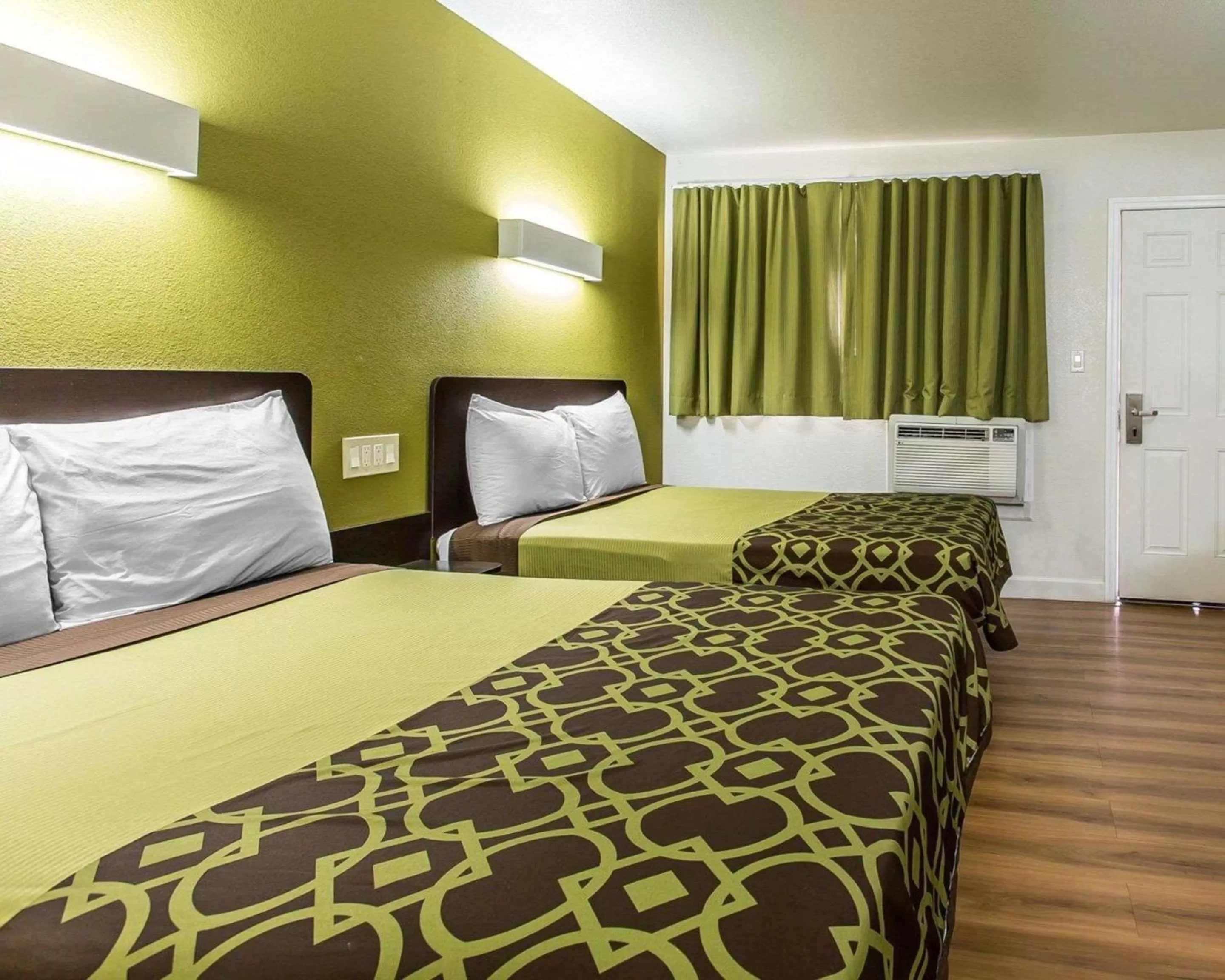 Photo of the whole room, Bed in Rodeway Inn Downtown Hanford