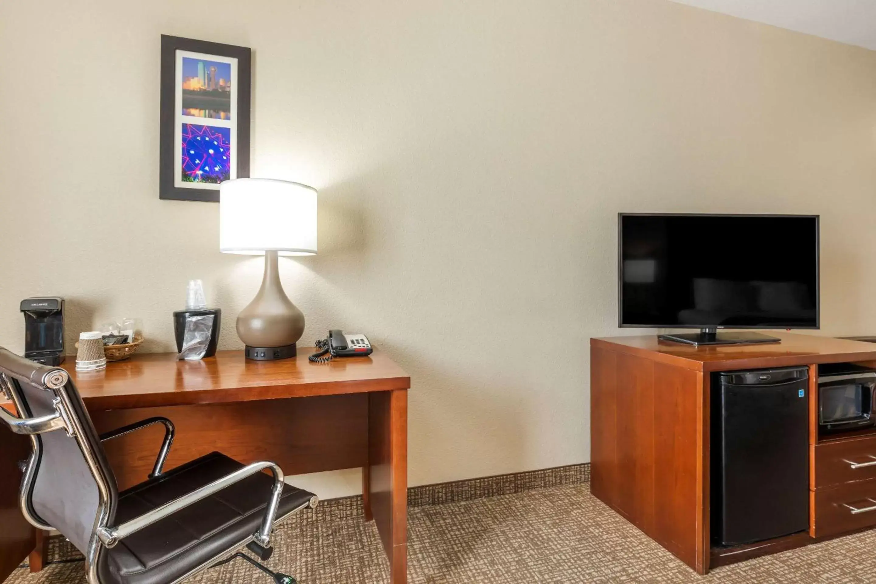 Photo of the whole room, TV/Entertainment Center in Comfort Inn Near UNT
