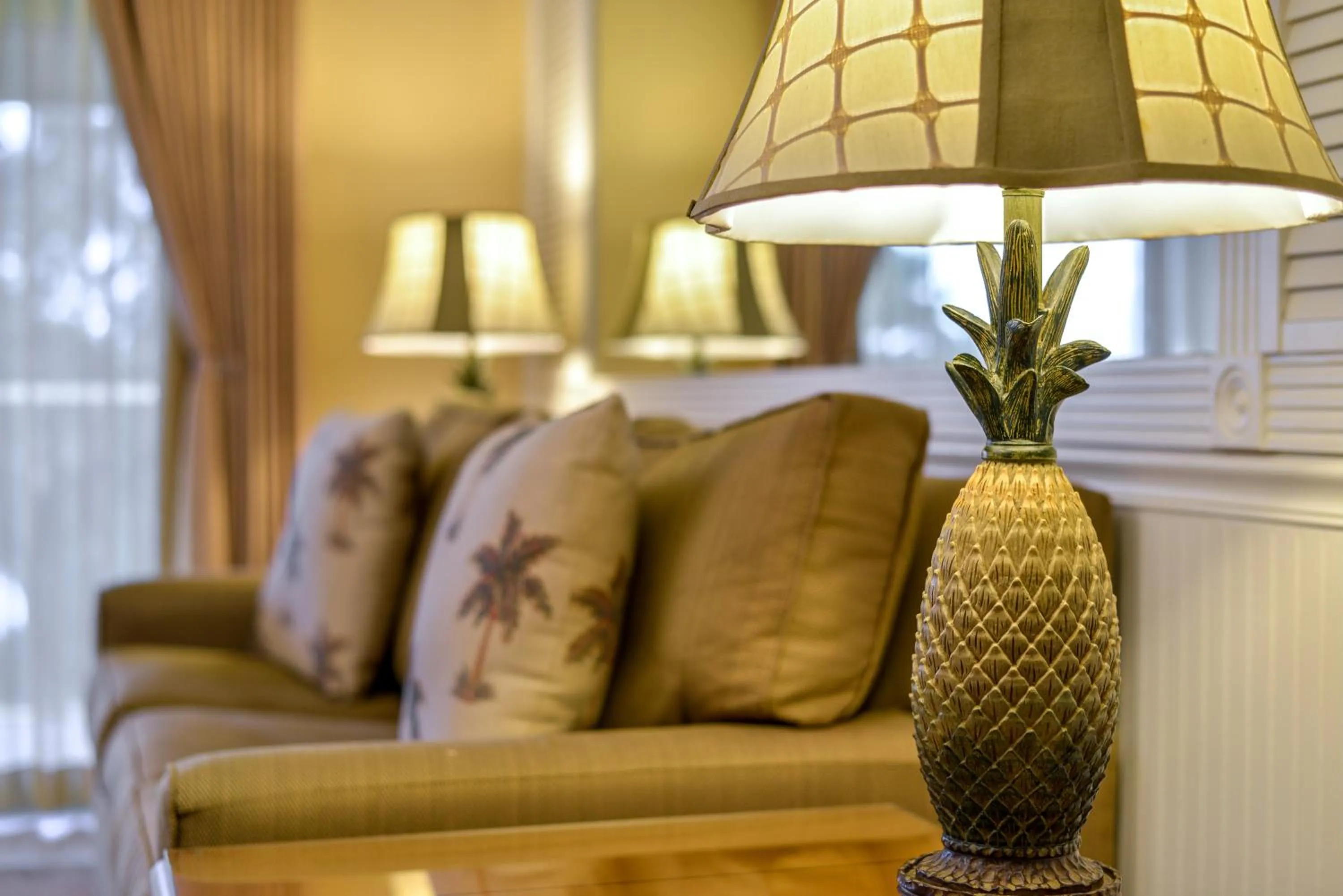 2 Bedrooms /  2 Bathrooms Condo in Charter Club of Naples Bay