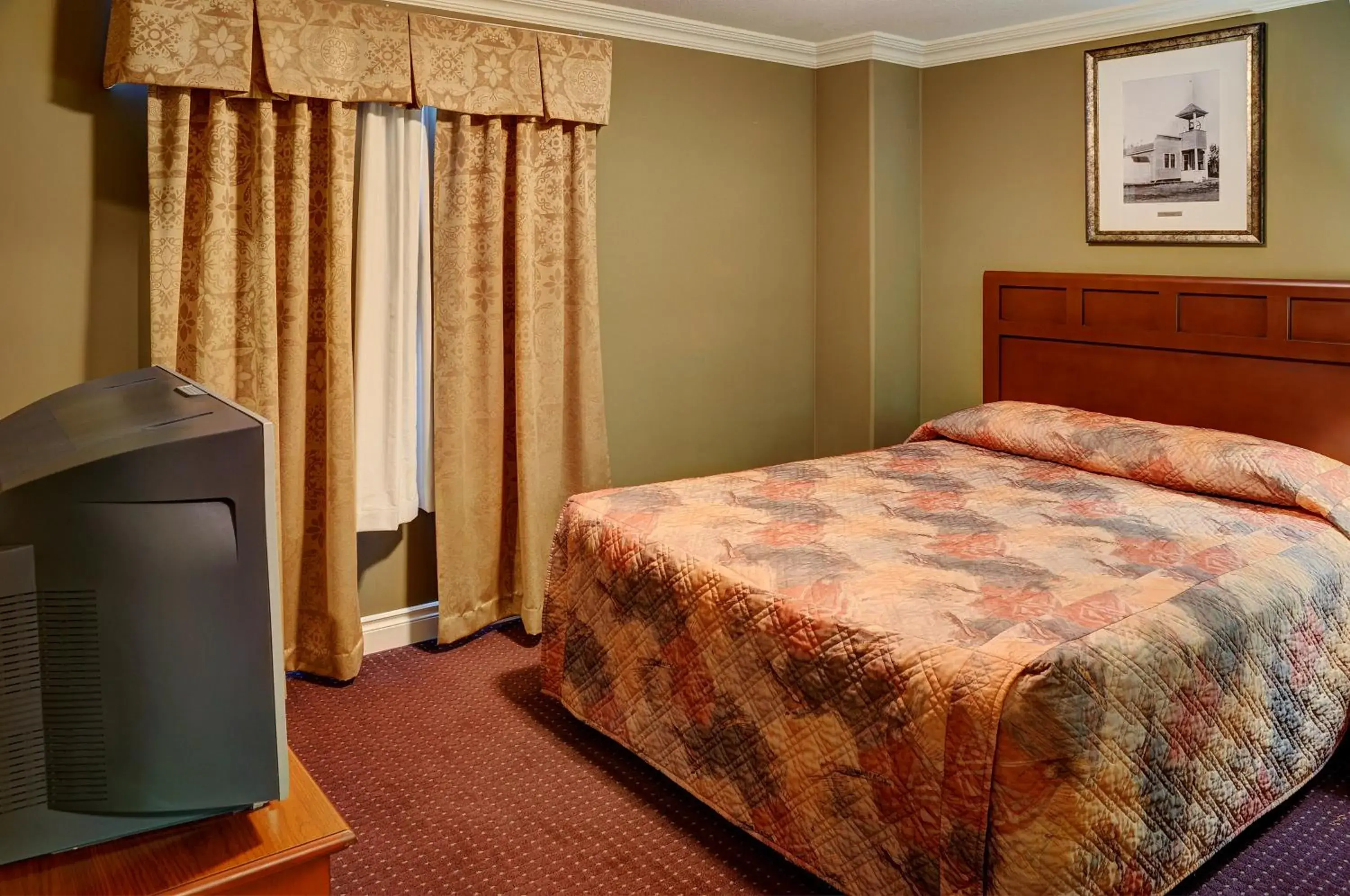 Bed in Lakeview Inns & Suites - Edson Airport West