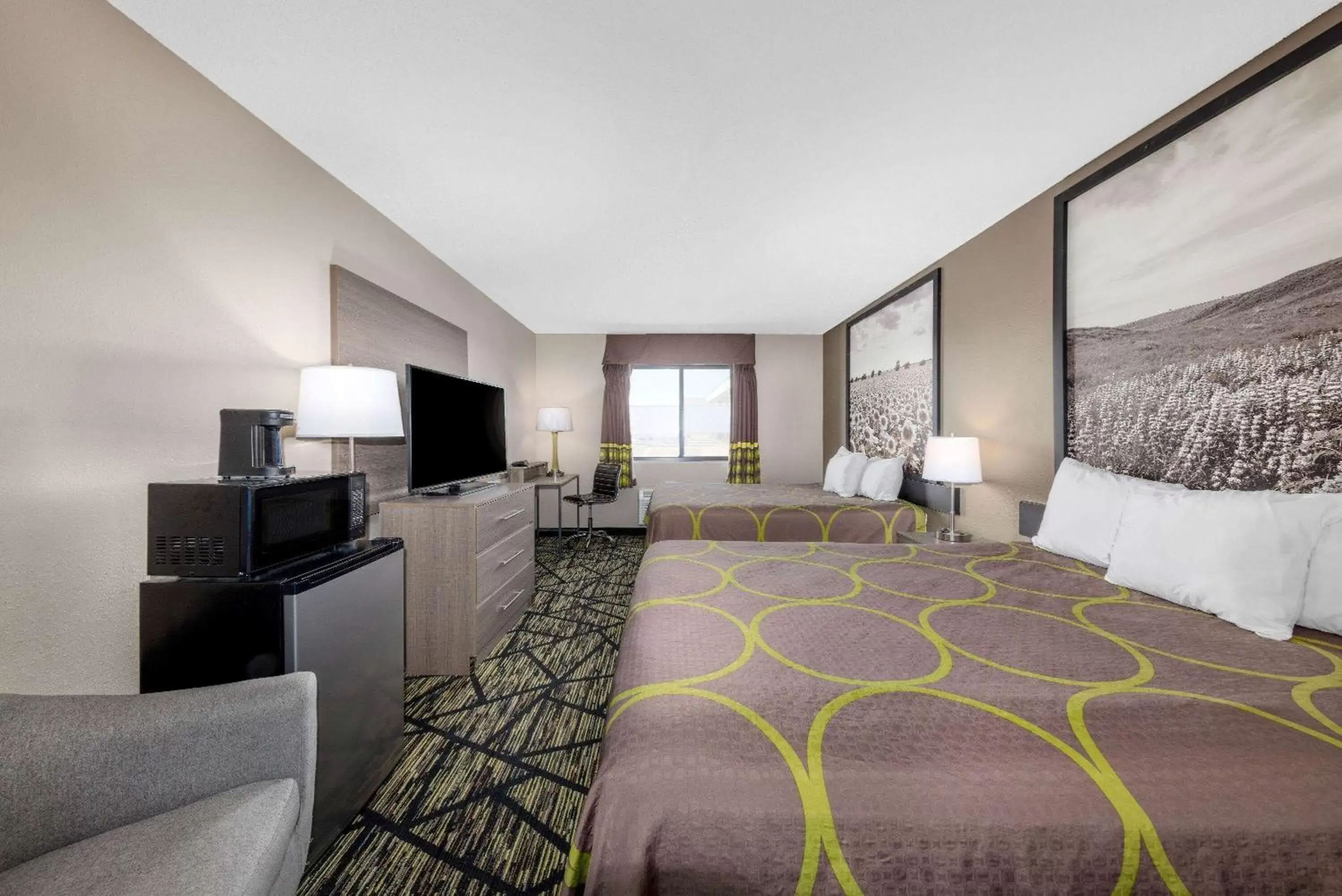 Photo of the whole room, Bed in Super 8 by Wyndham Pratt Photo of the whole room, Bed in Super 8 by Wyndham Pratt