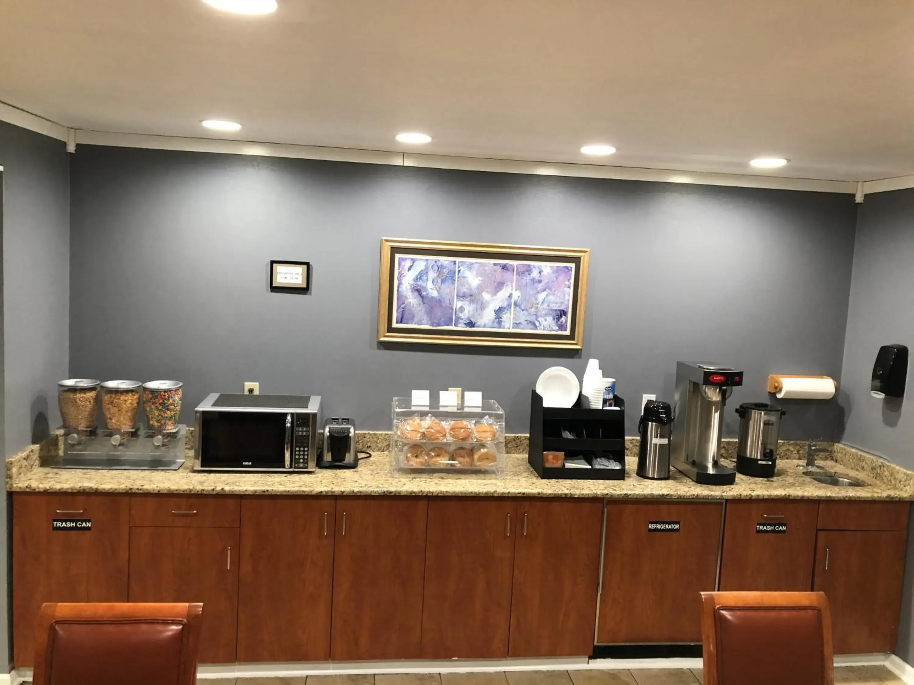 Food and drinks, Kitchen/Kitchenette in First Heritage Inn Rantoul