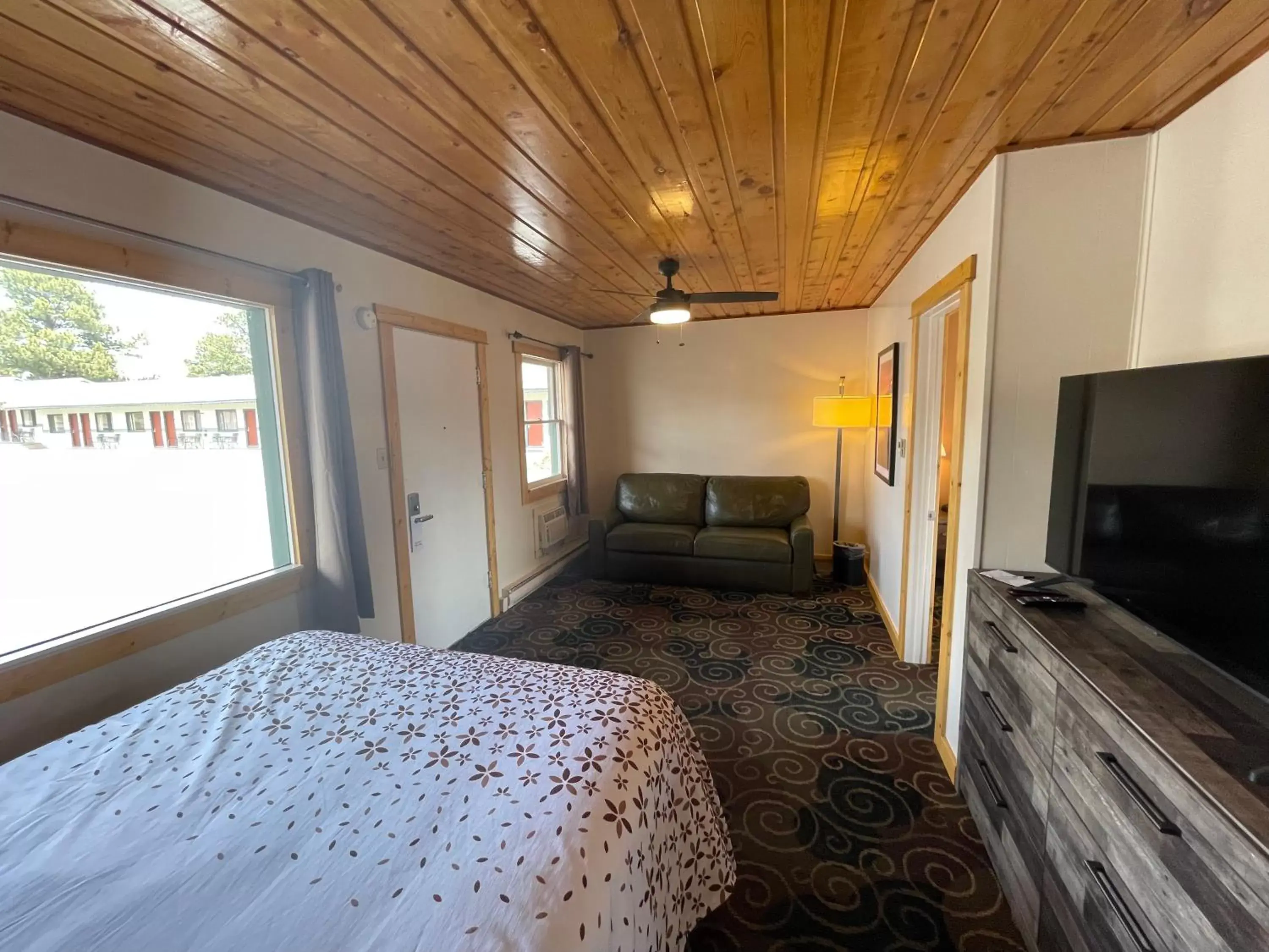 Seating area, TV/Entertainment Center in Estes Mountain Inn