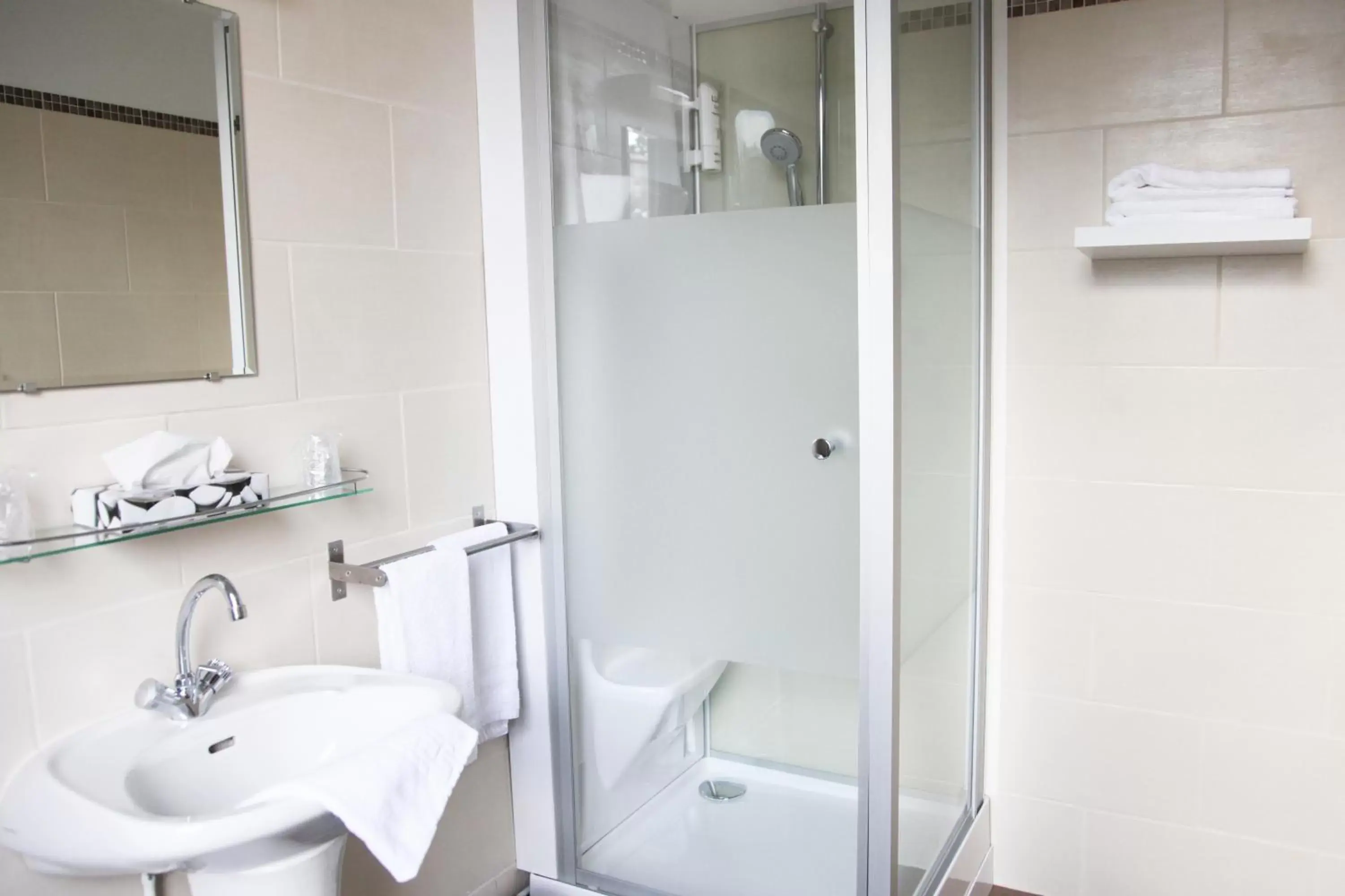 Bathroom in Hôtel du Midi