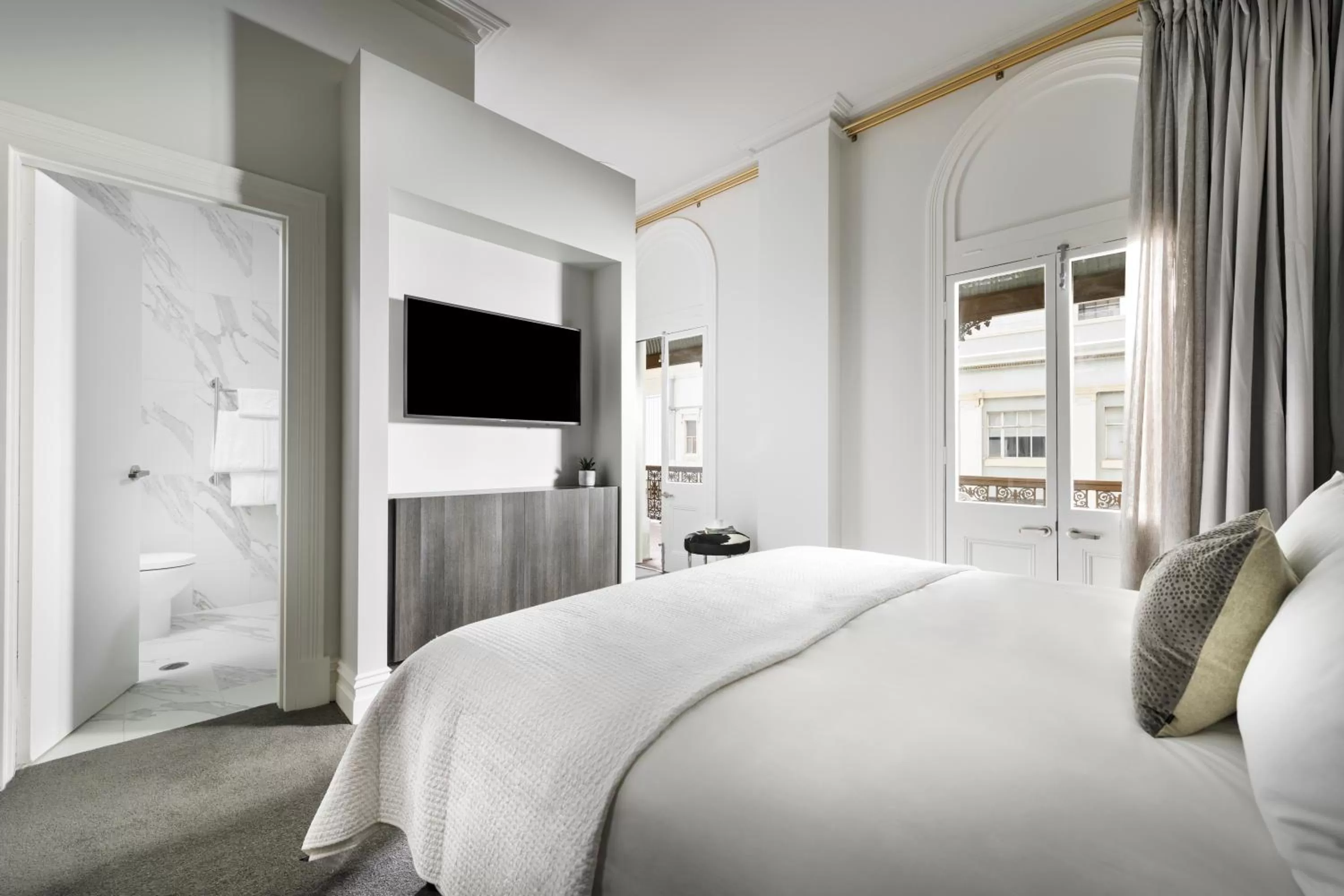 Balcony/Terrace, Bed in The Melbourne Hotel