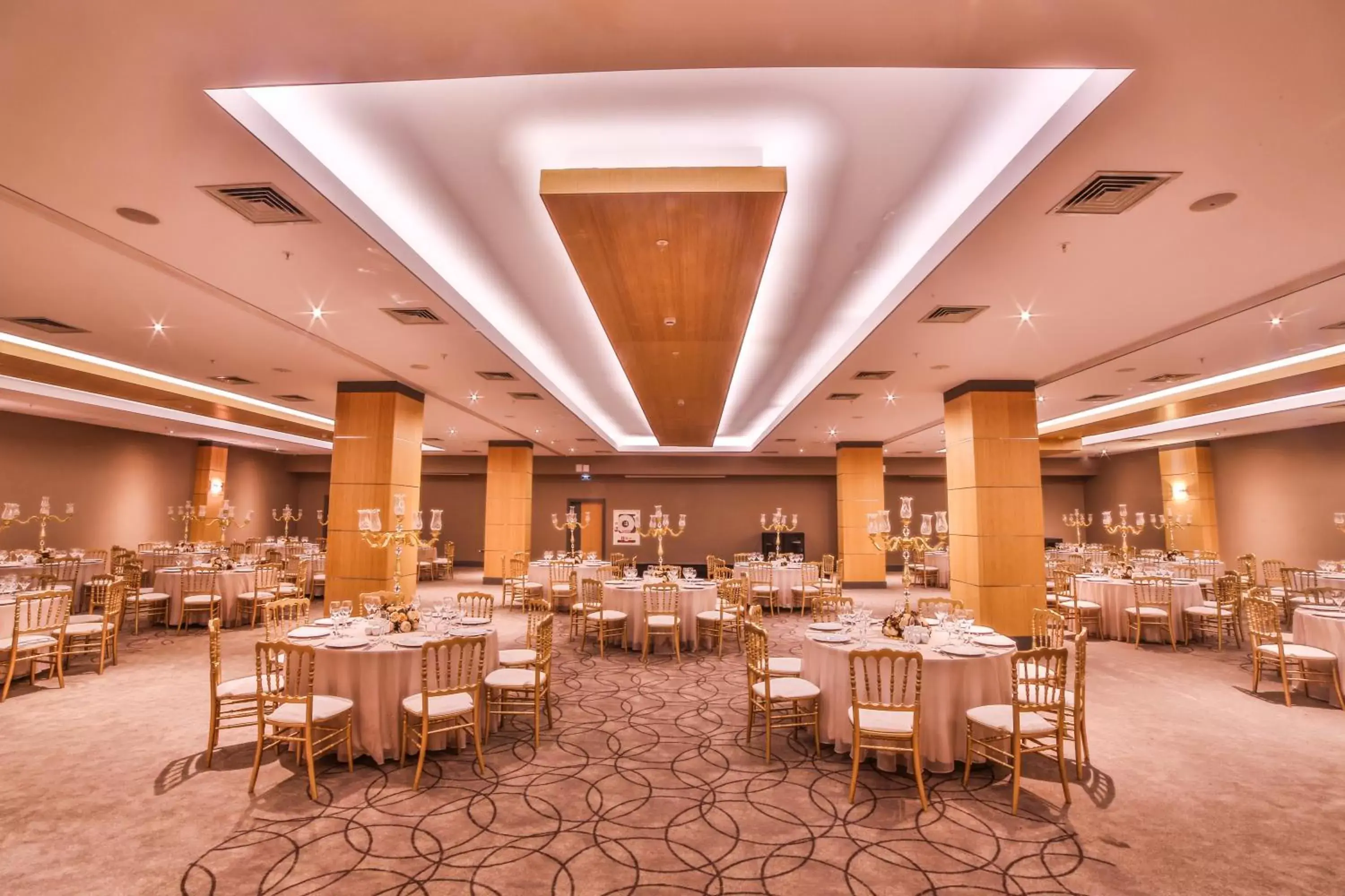 Meeting/conference room, Restaurant/Places to Eat in Ramada Plaza by Wyndham Eskisehir