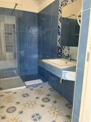 Bathroom in Napolit'amo Hotel Medina