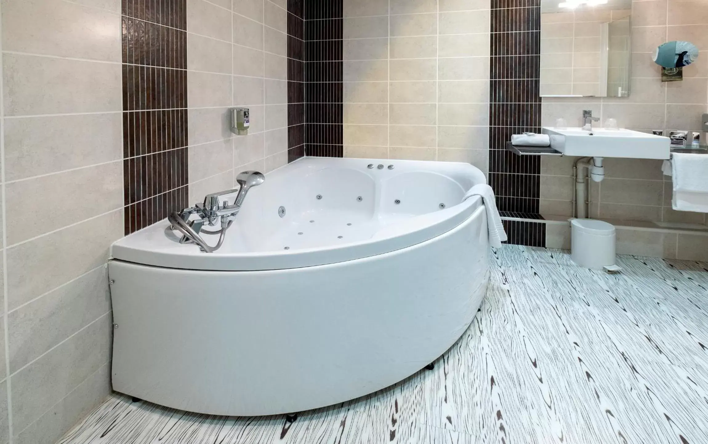 Hot Tub, Bathroom in Mercure Rouen Centre Champ de Mars