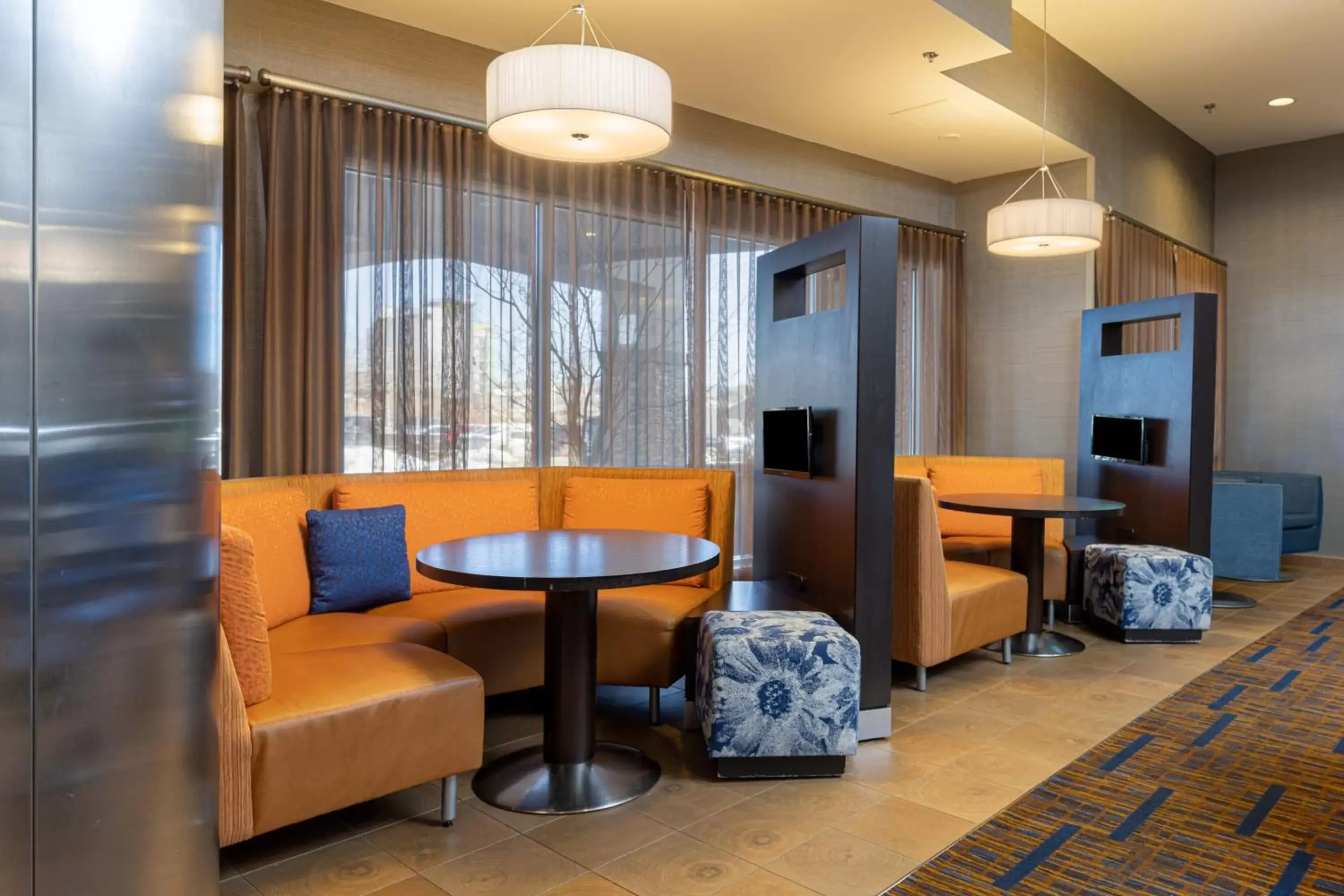 Restaurant/places to eat, Seating Area in Courtyard by Marriott Asheville Airport