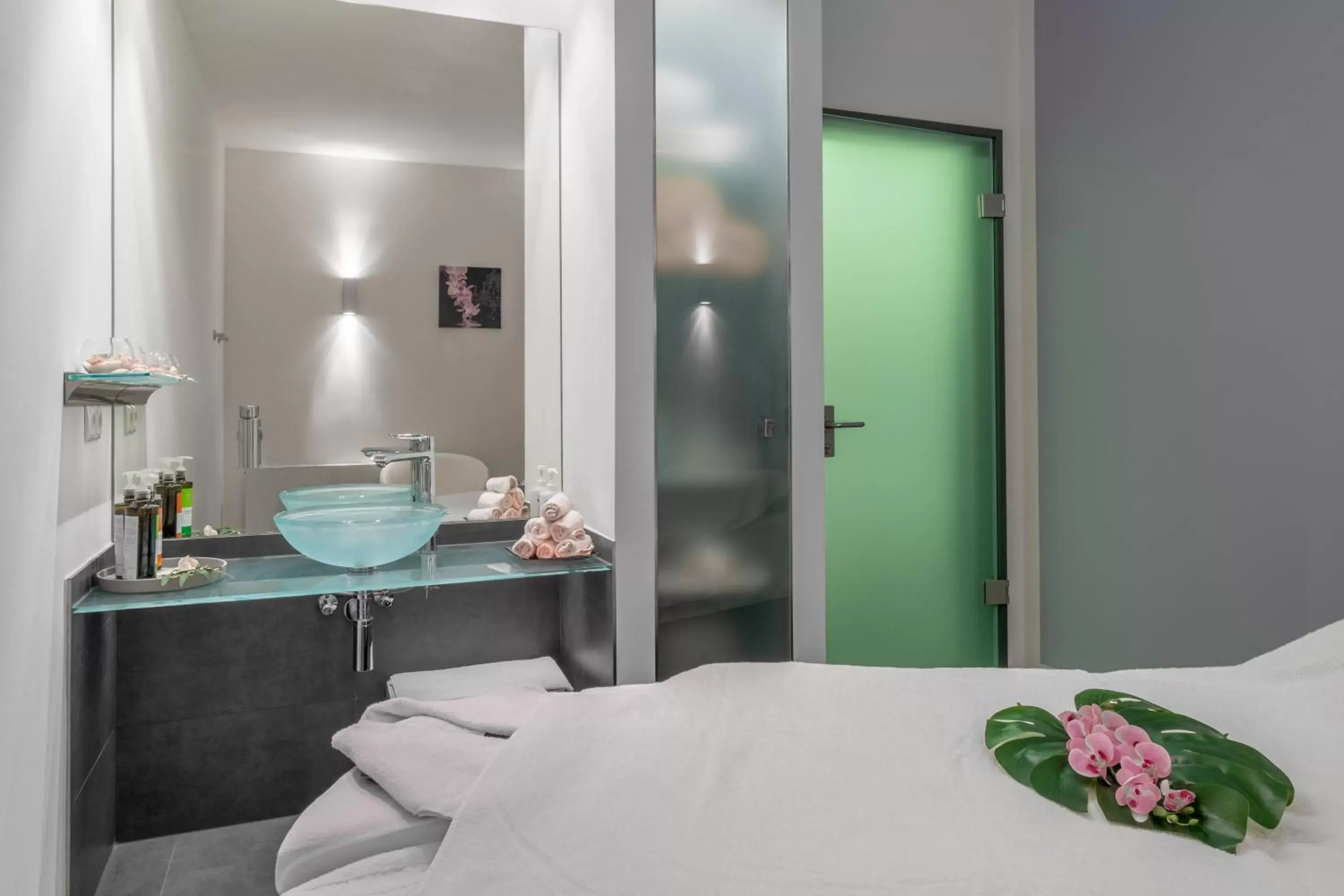 Massage, Bed in Hotel Yachtclub Massage, Bed in Hotel Yachtclub