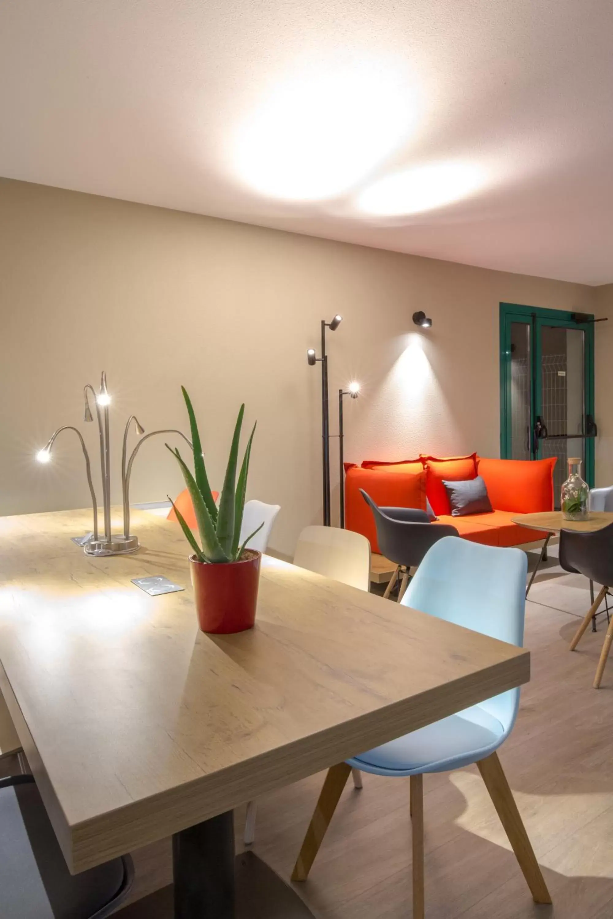 Living room, Dining Area in ibis Perpignan Nord Rivesaltes