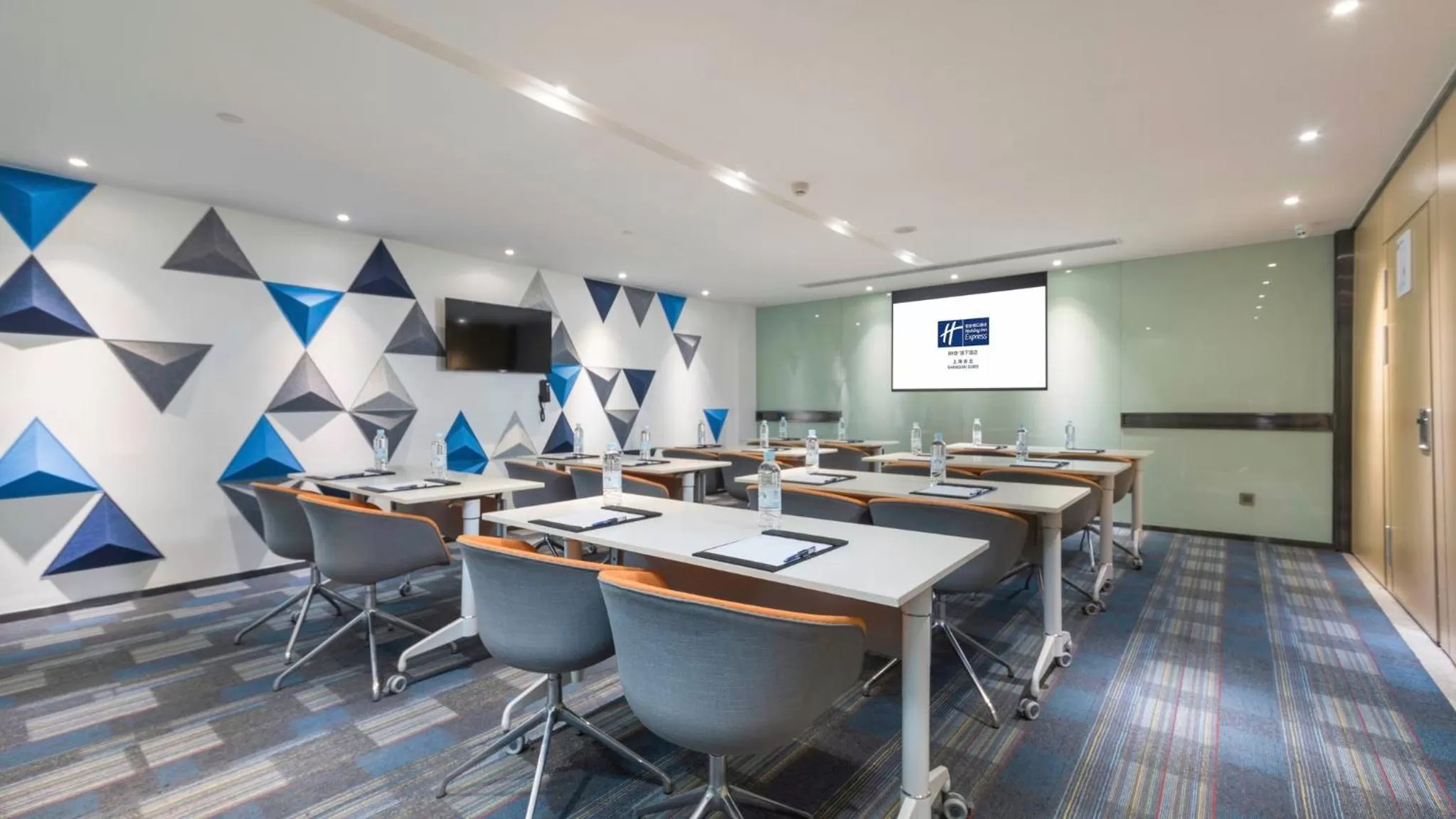 Meeting/conference room in Holiday Inn Express Shanghai Gubei by IHG