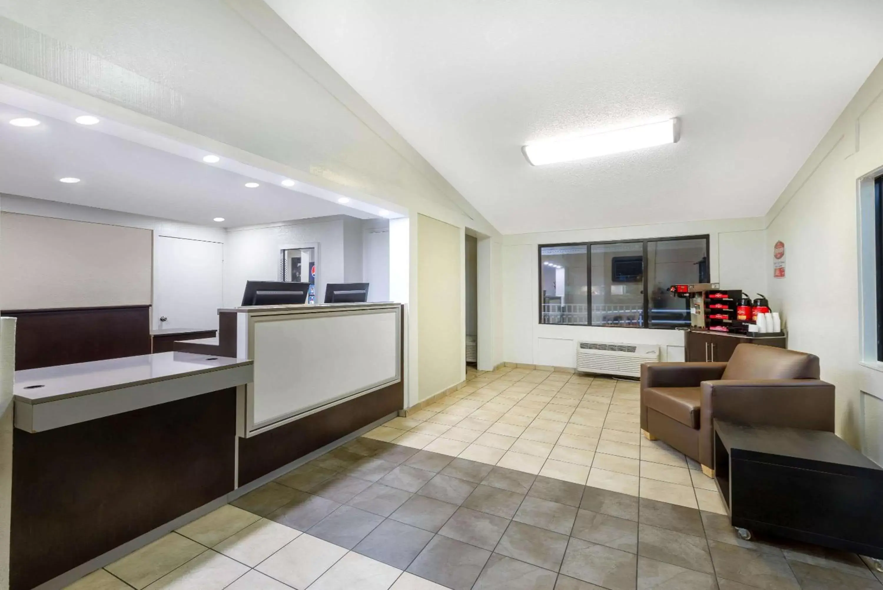 Lobby or reception, Kitchen/Kitchenette in Travelodge by Wyndham Essington / Philadelphia Airport